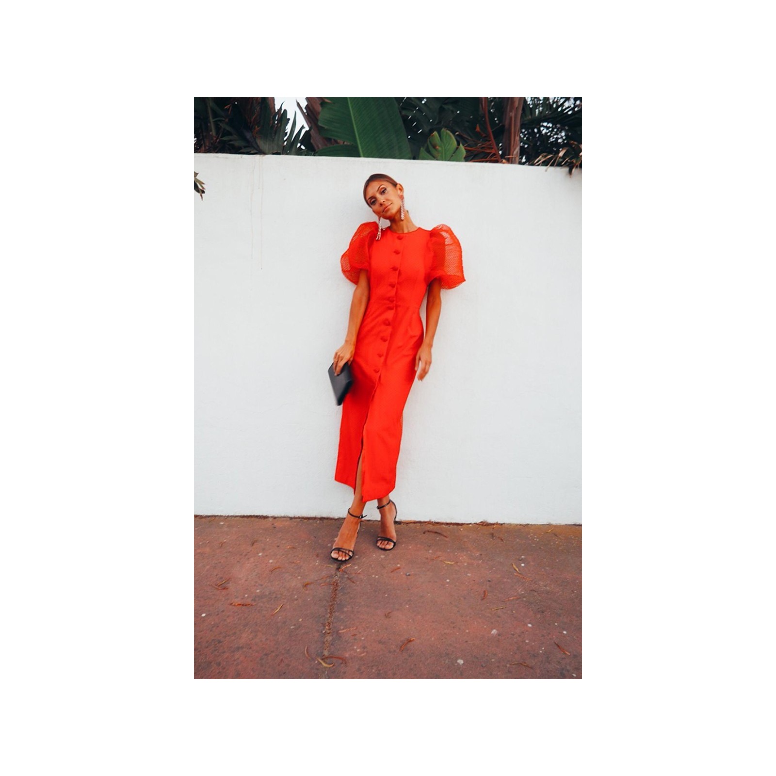 Vestido midi en plumetti rojo con botones y manga farol para