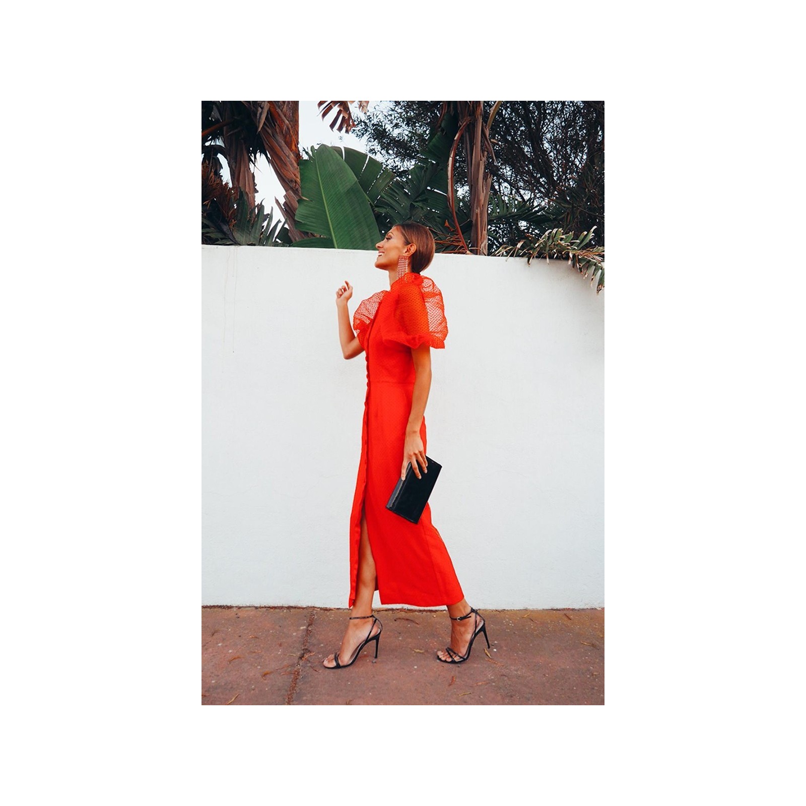 Vestido midi en plumetti rojo con botones y manga farol para