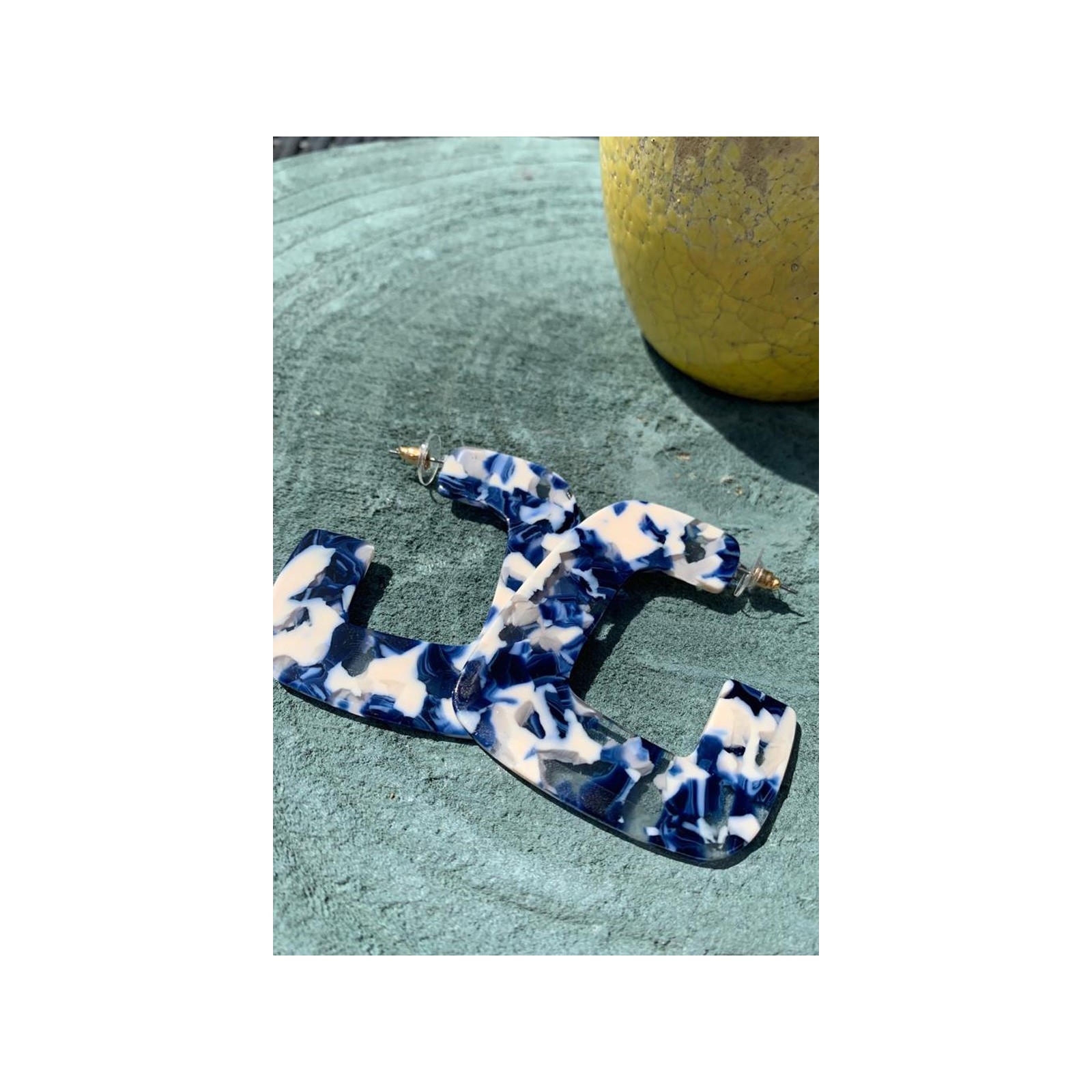 pendientes tie dye azul y blanco en forma de C
