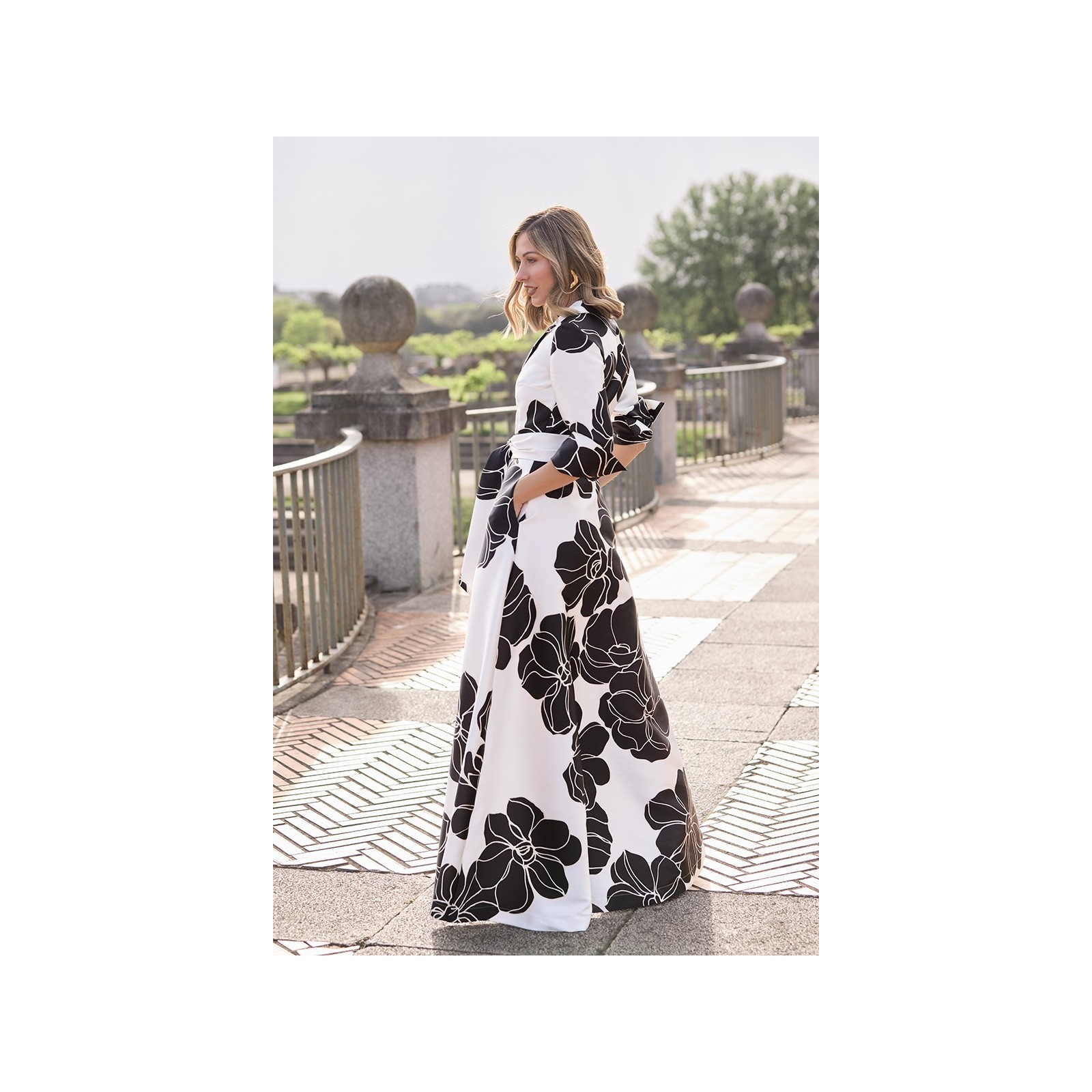 Vestido camisero largo con cuello esmoquin en mikado flores blanco