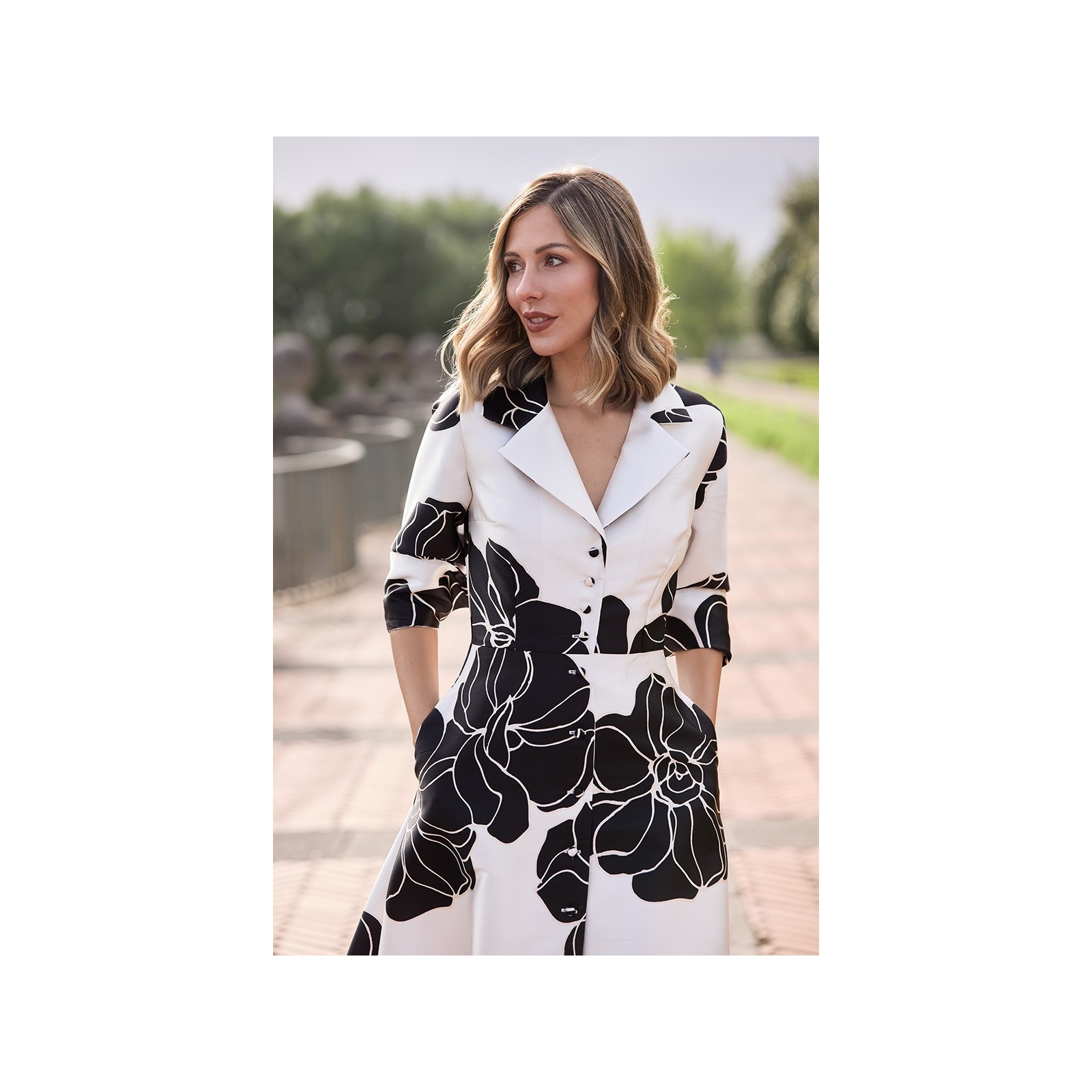 Vestido camisero largo con cuello esmoquin en mikado flores blanco