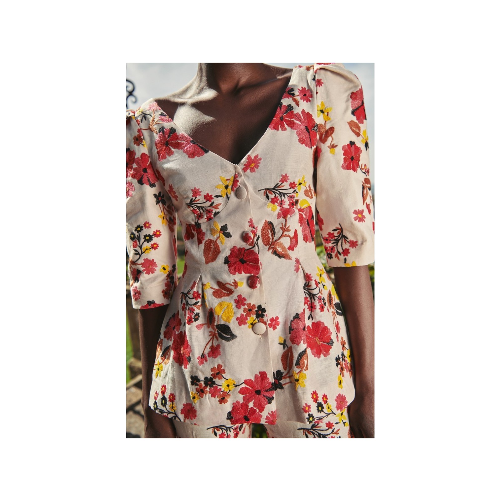 top largo de lino con flores bordadas para invitadas