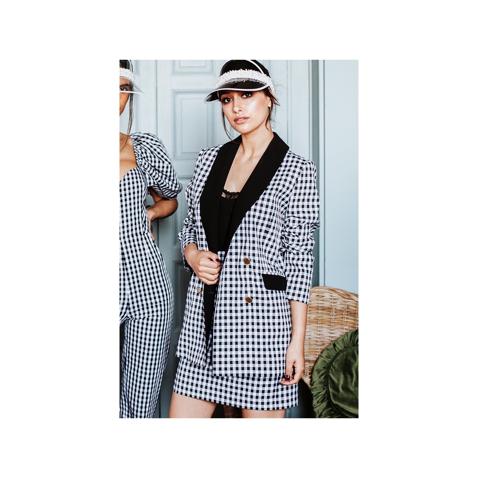 Traje de chaqueta americana y falda corta en cuadro vichy blanco y