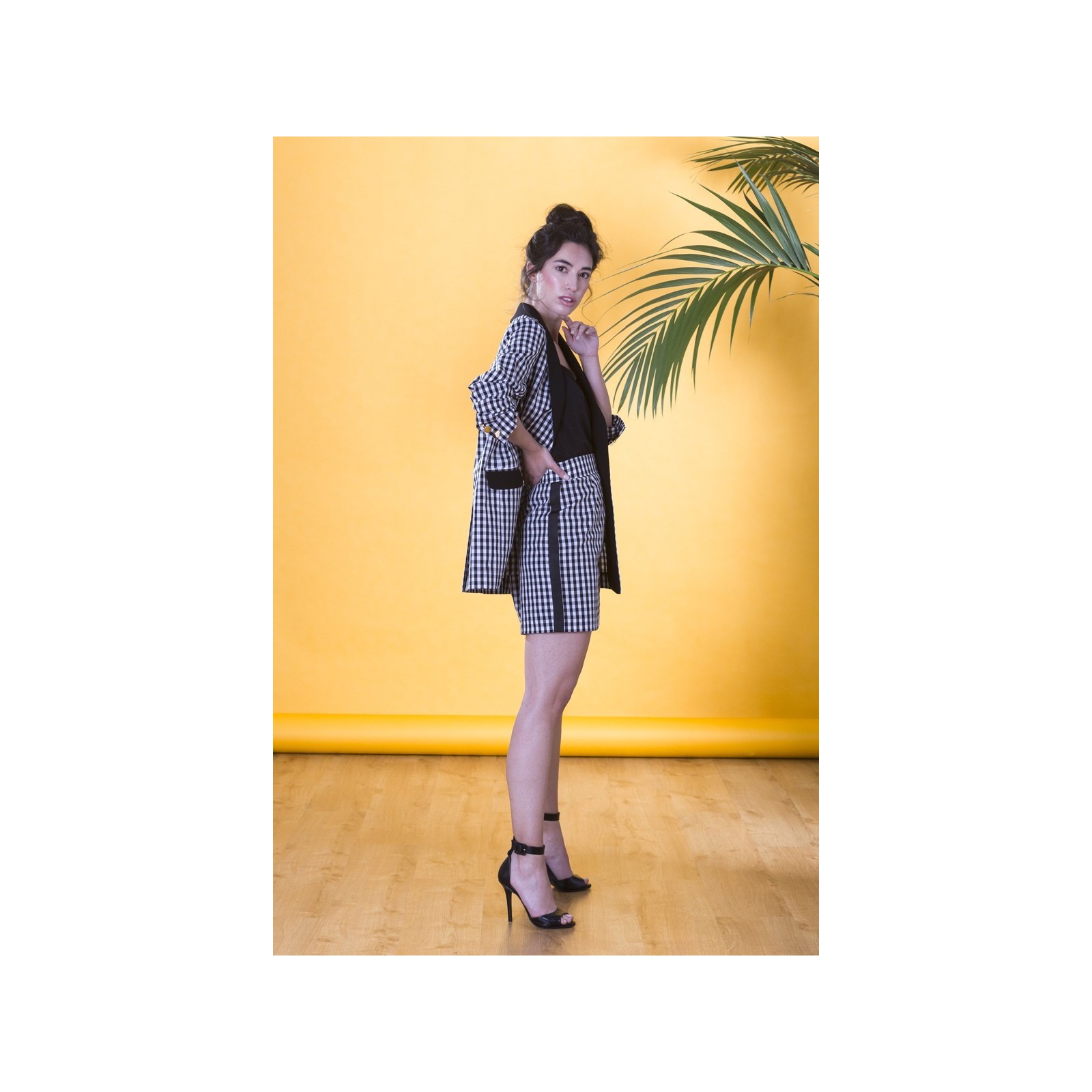 Traje de chaqueta americana y falda corta en cuadro vichy blanco y