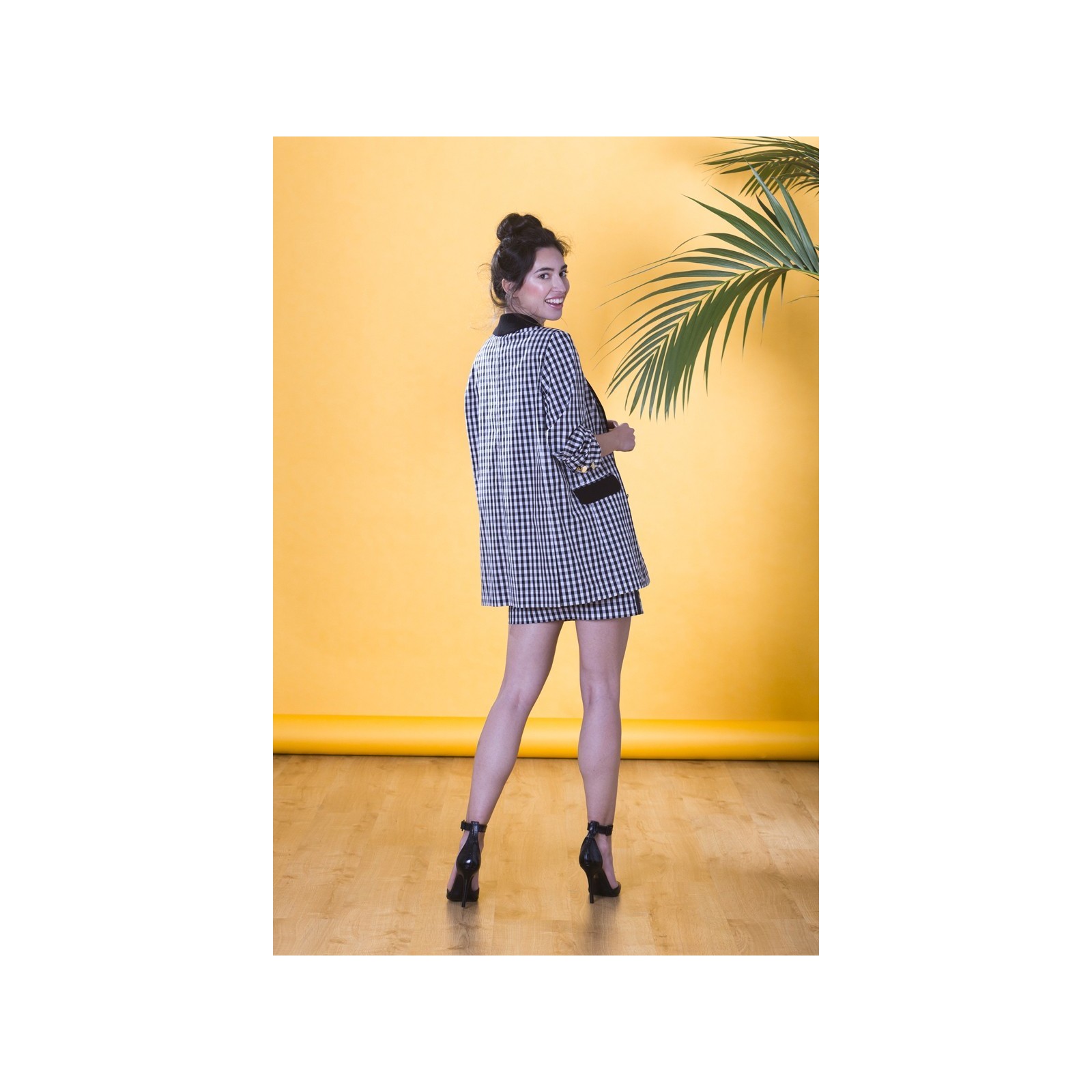 Traje de chaqueta americana y falda corta en cuadro vichy blanco y