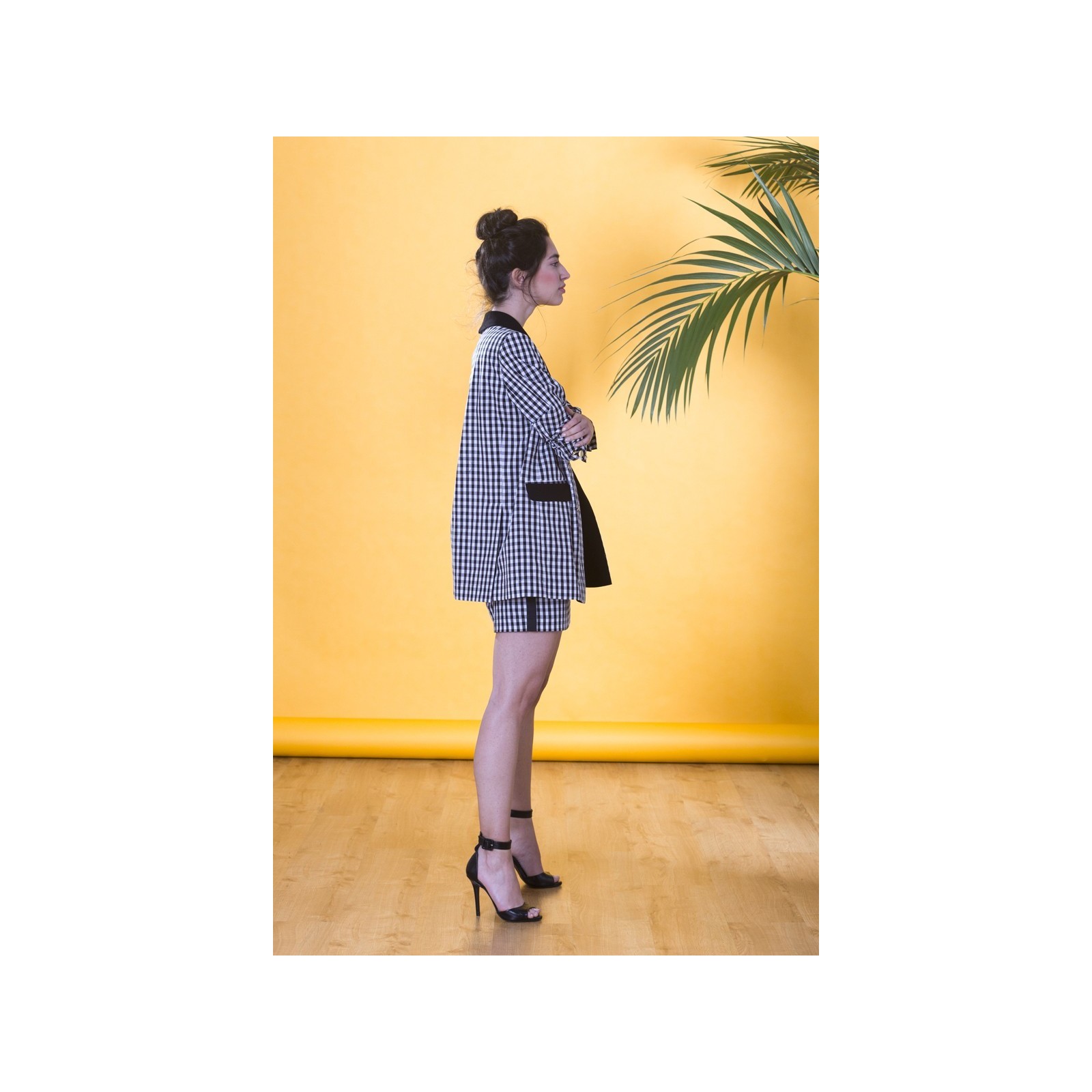 Traje de chaqueta americana y falda corta en cuadro vichy blanco y