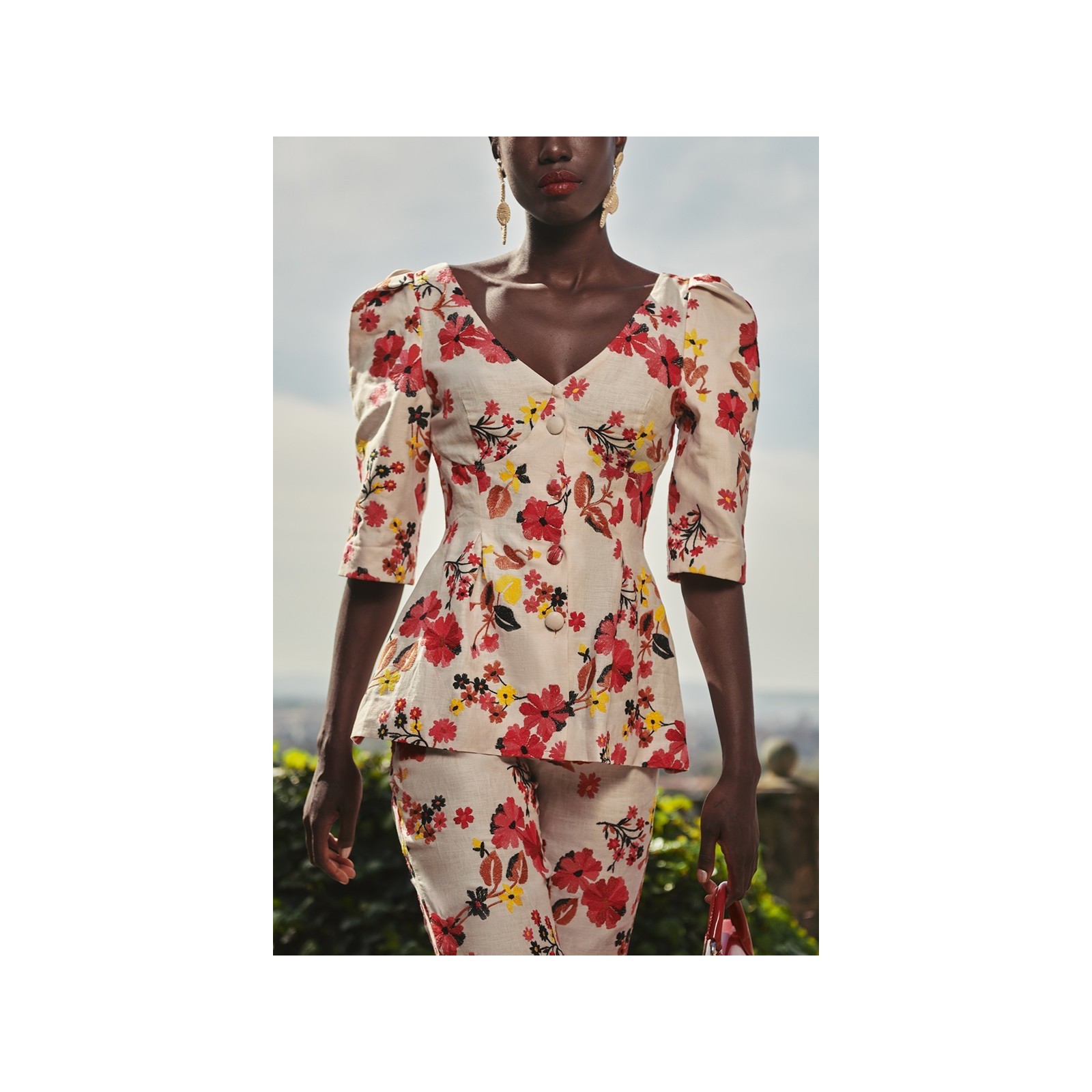 top largo de lino con flores bordadas para invitadas