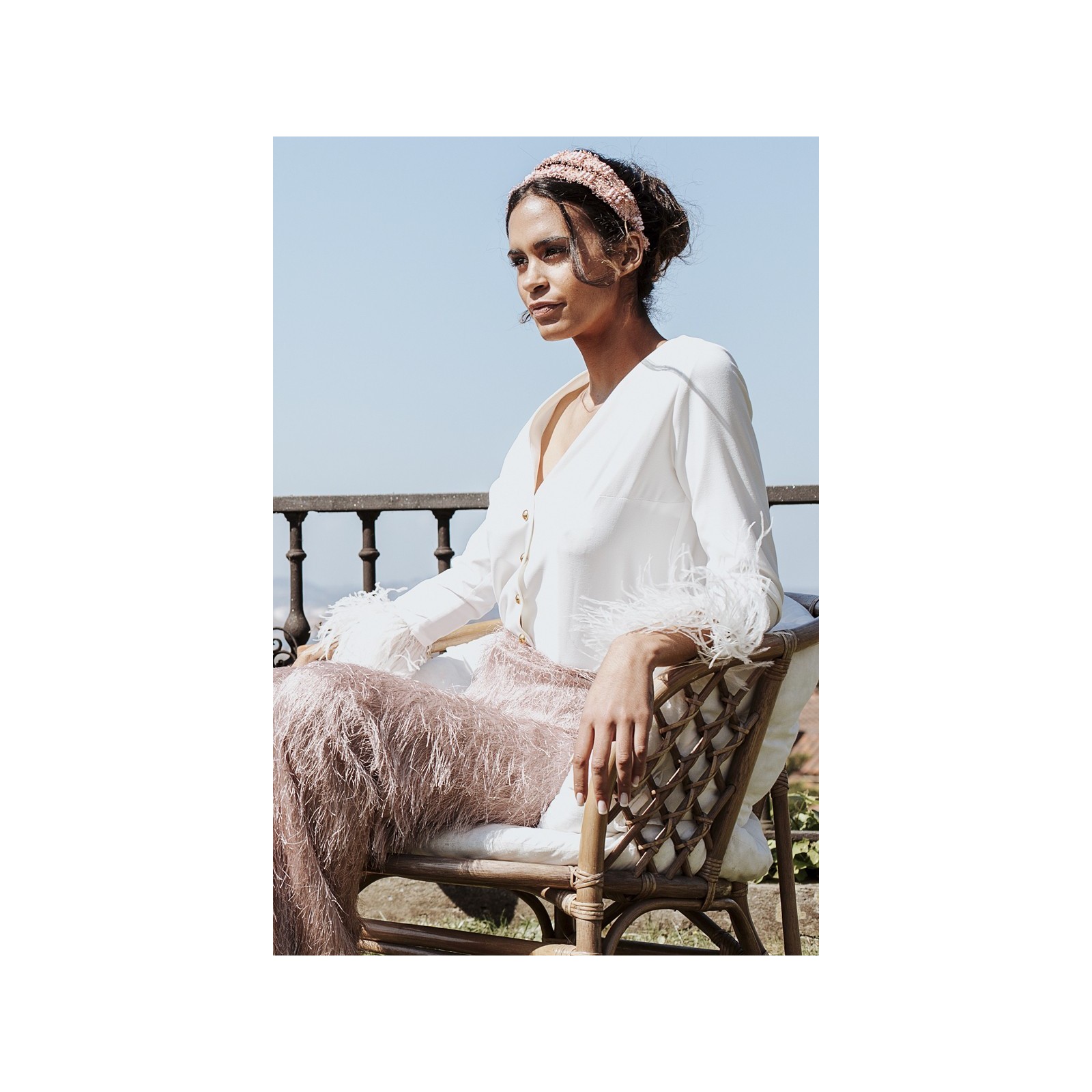 Blusa de fiesta blanca con escote en pico manga larga y plumas en