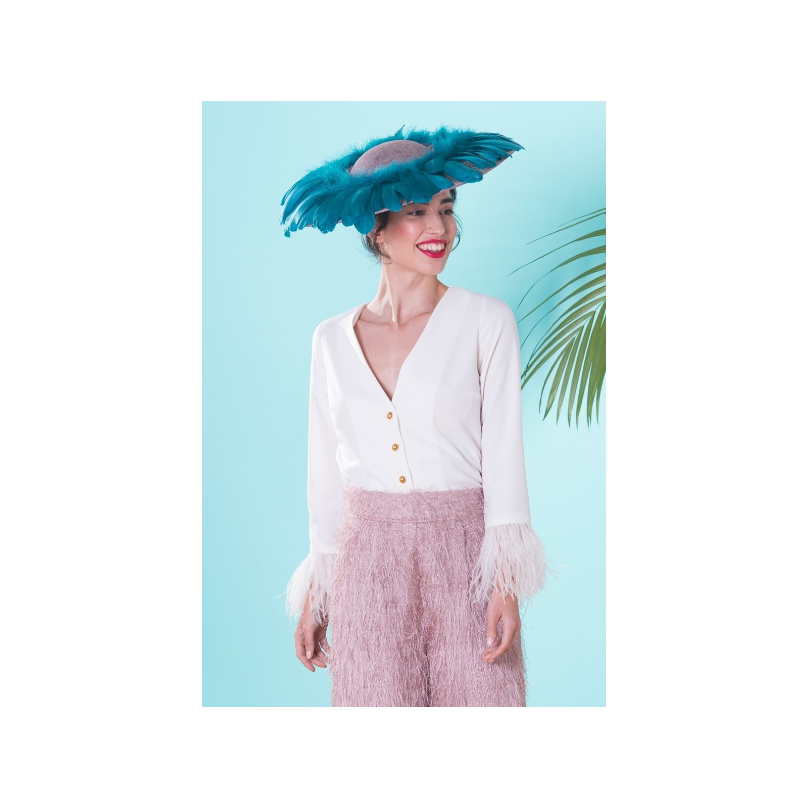 Blusa de fiesta blanca con escote en pico manga larga y plumas en