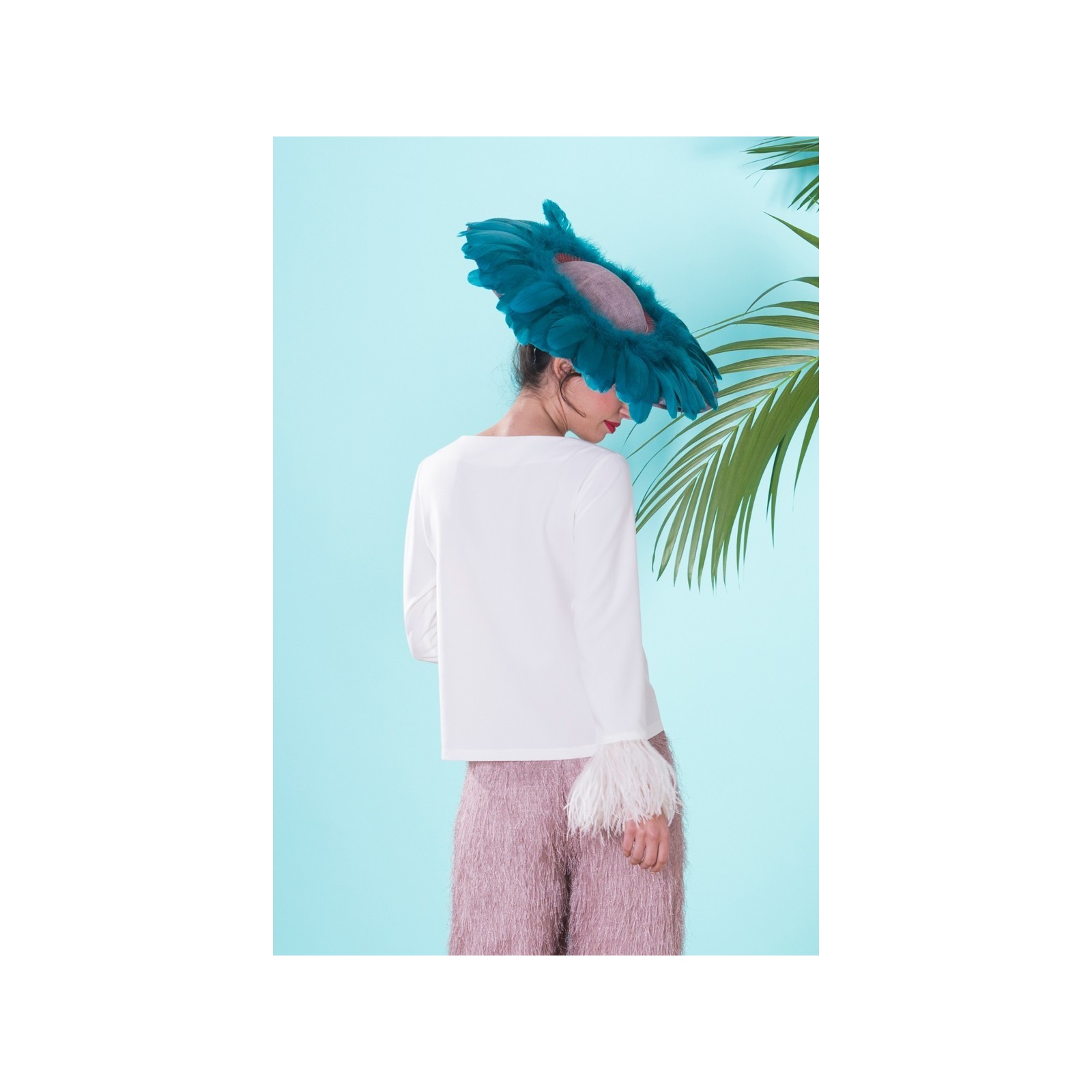 Blusa de fiesta blanca con escote en pico manga larga y plumas en