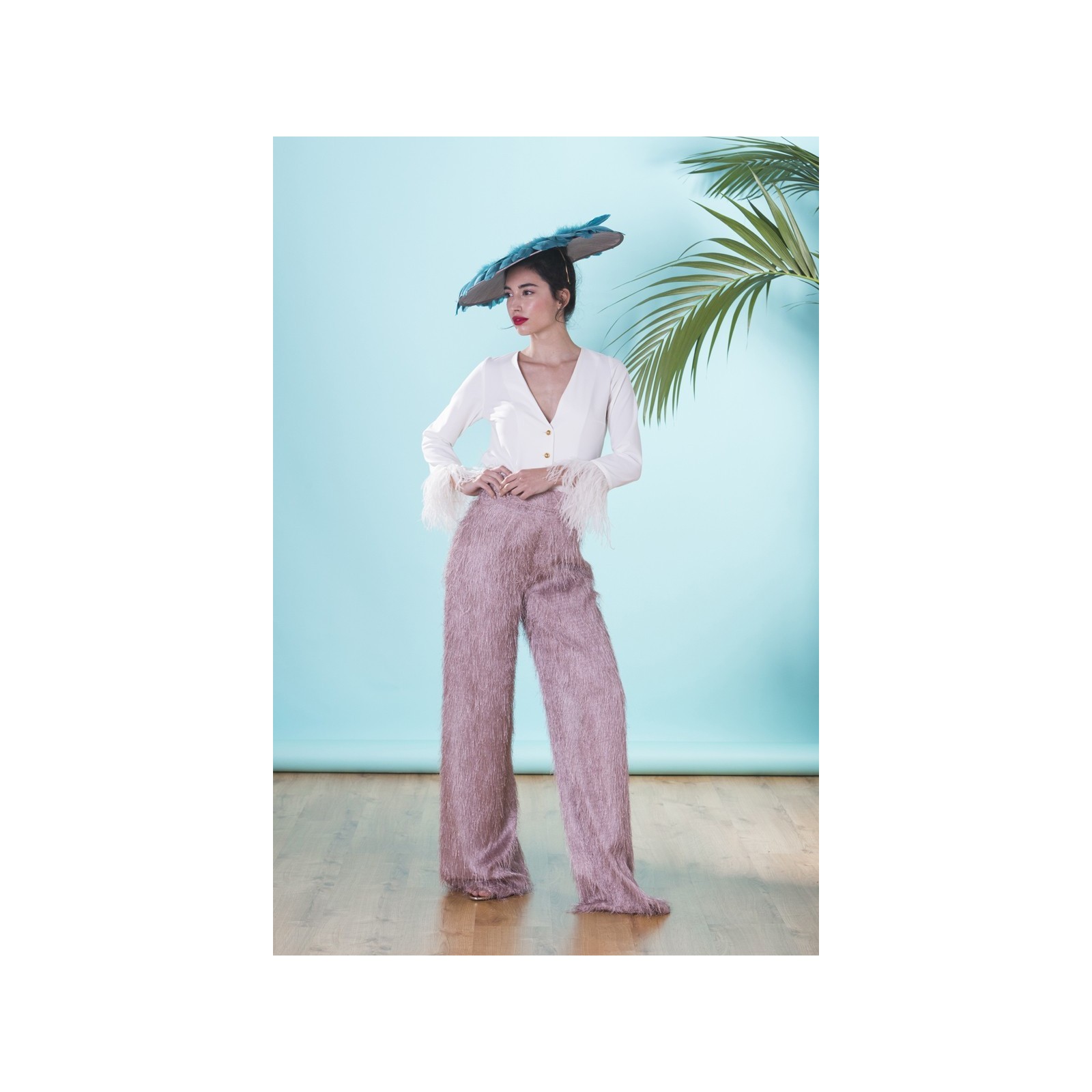 Blusa de fiesta blanca con escote en pico manga larga y plumas en