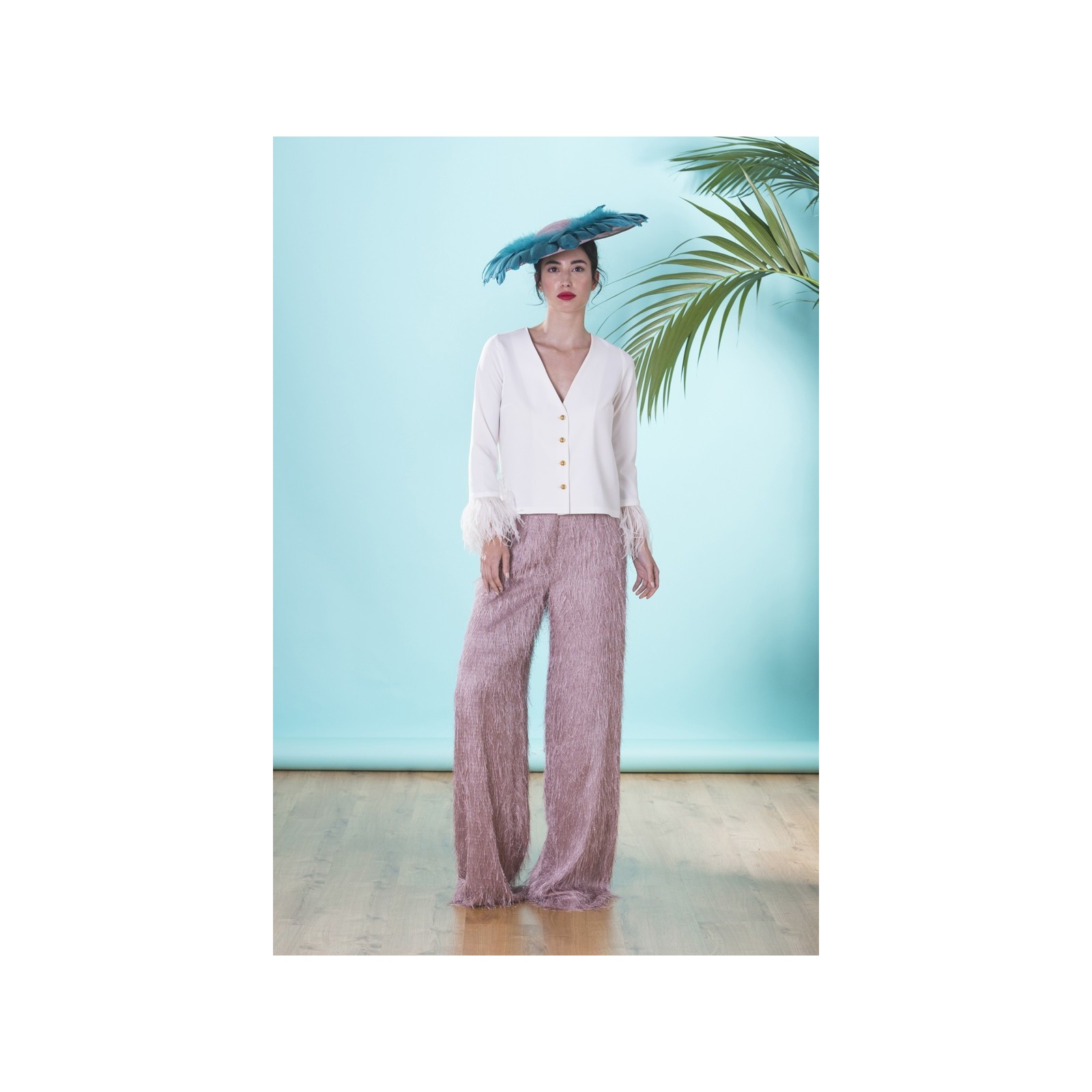 Blusa de fiesta blanca con escote en pico manga larga y plumas en