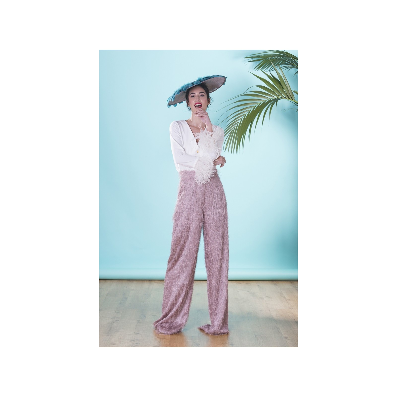 Blusa de fiesta blanca con escote en pico manga larga y plumas en
