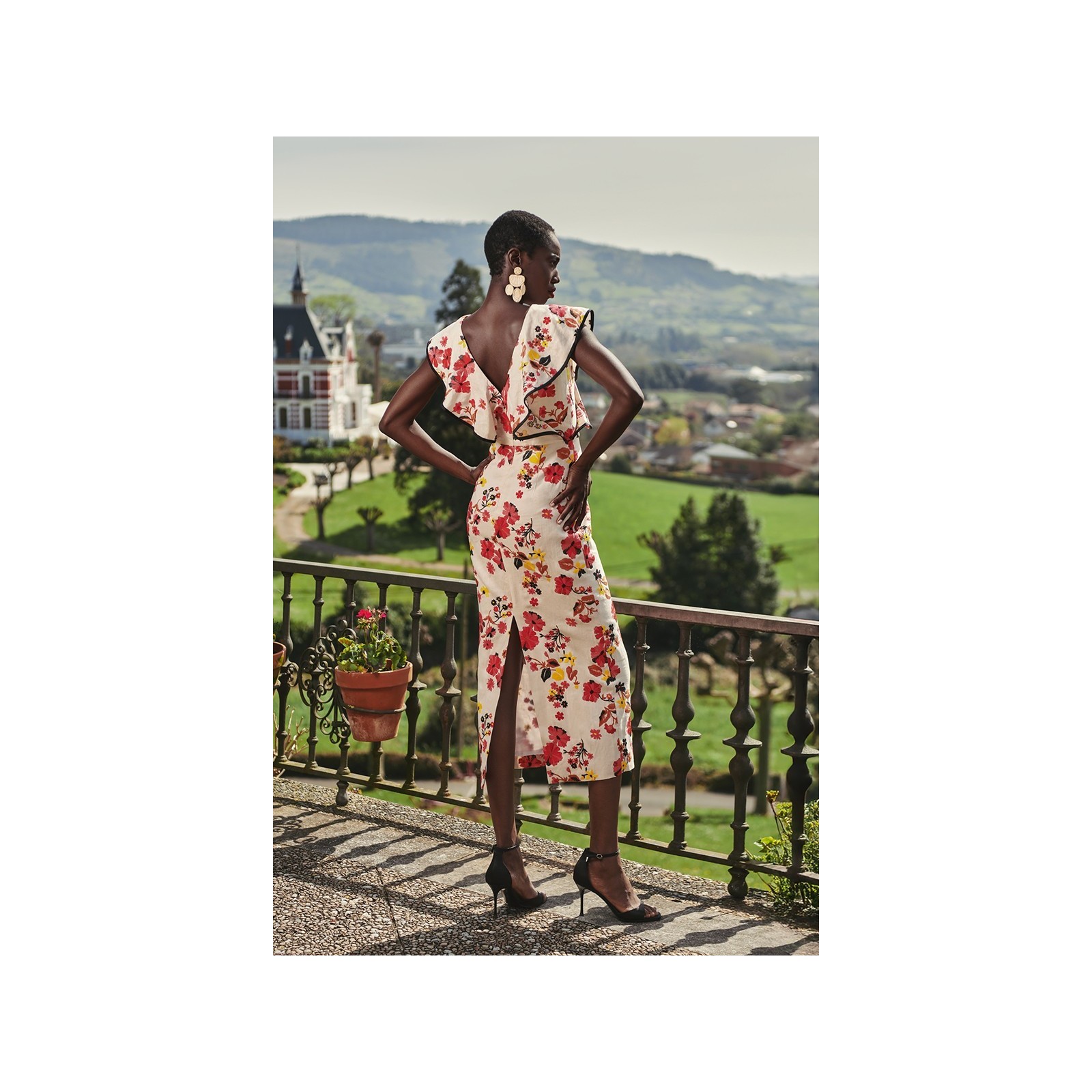 vestido con volantes y falda midi de lino bordado flores para