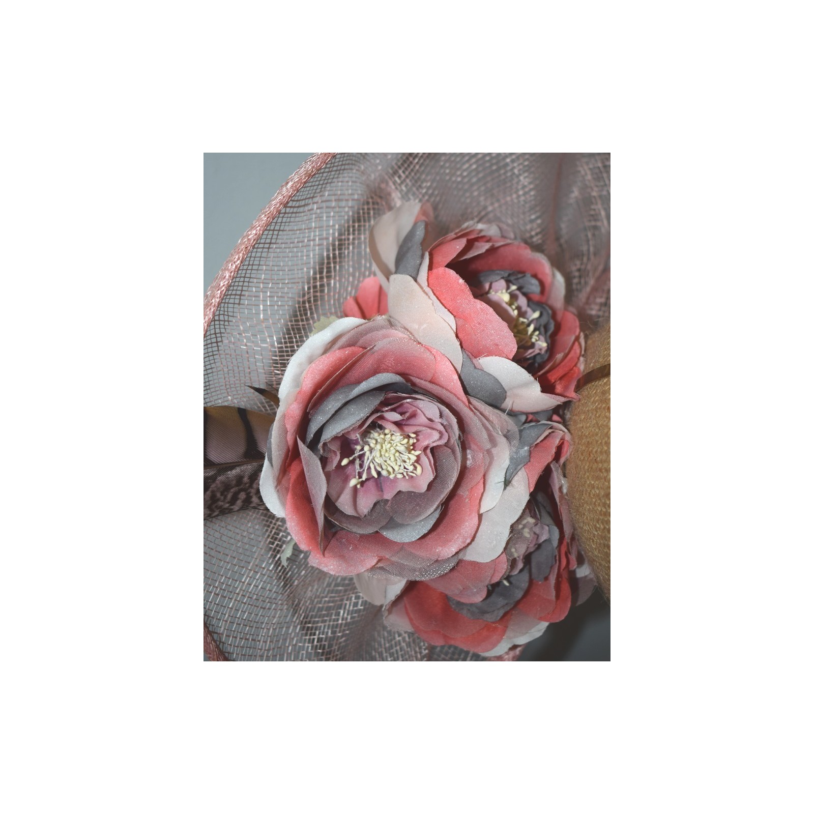 Tocado de red rosa con flores y pluma