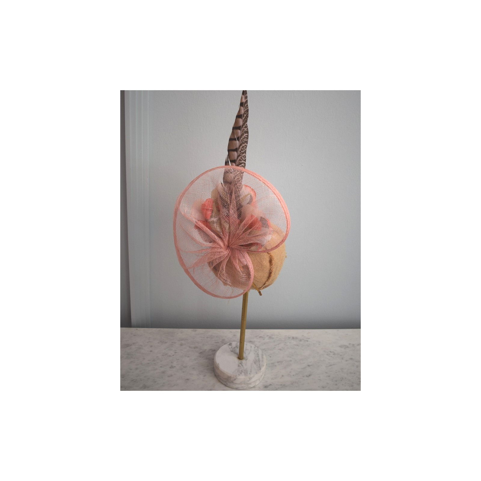 Tocado de red rosa con flores y pluma