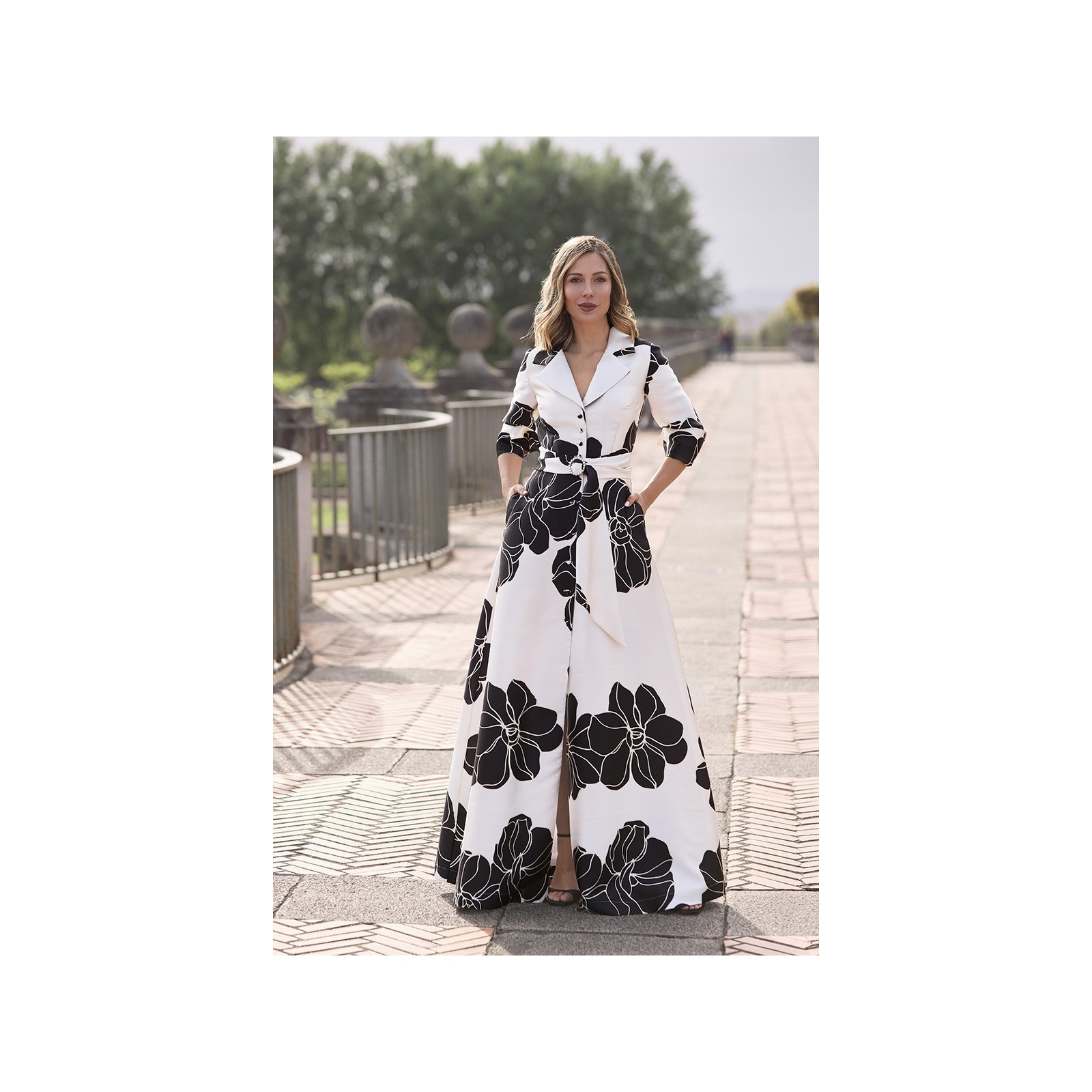 Vestido camisero largo con cuello esmoquin en mikado flores blanco