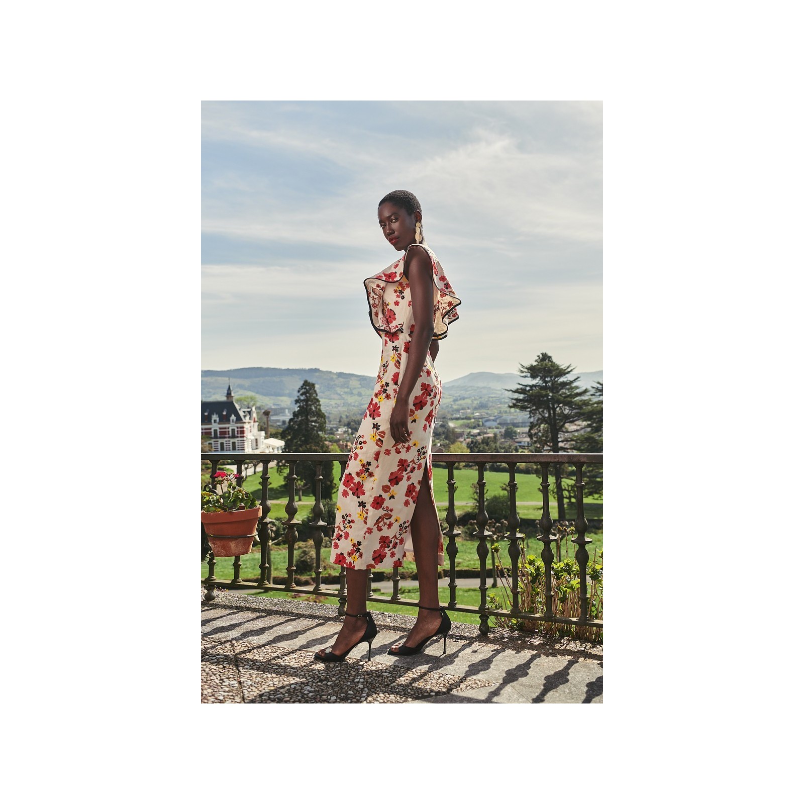 vestido con volantes y falda midi de lino bordado flores para