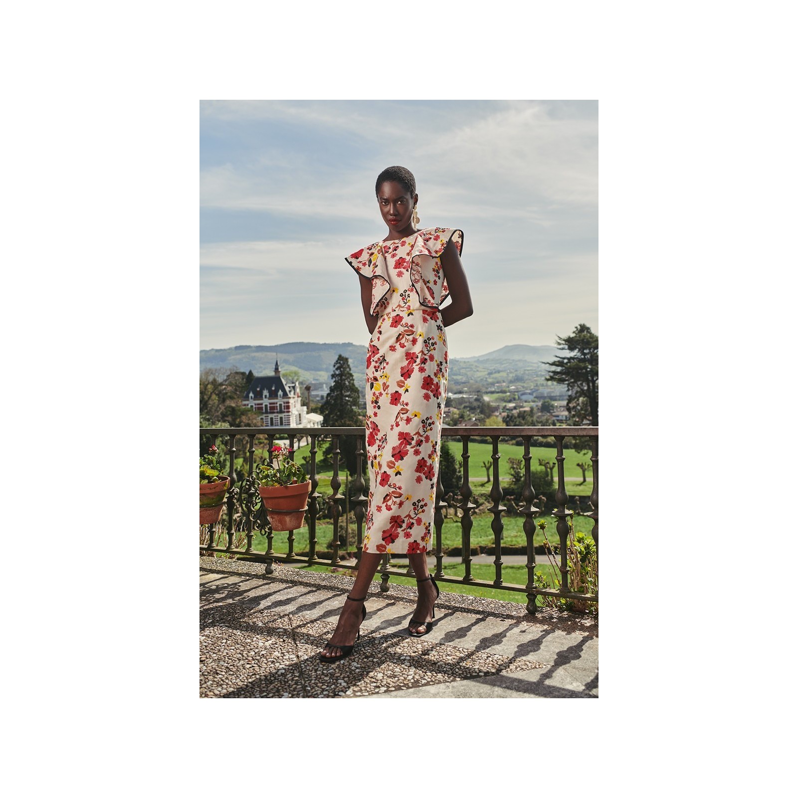 vestido con volantes y falda midi de lino bordado flores para