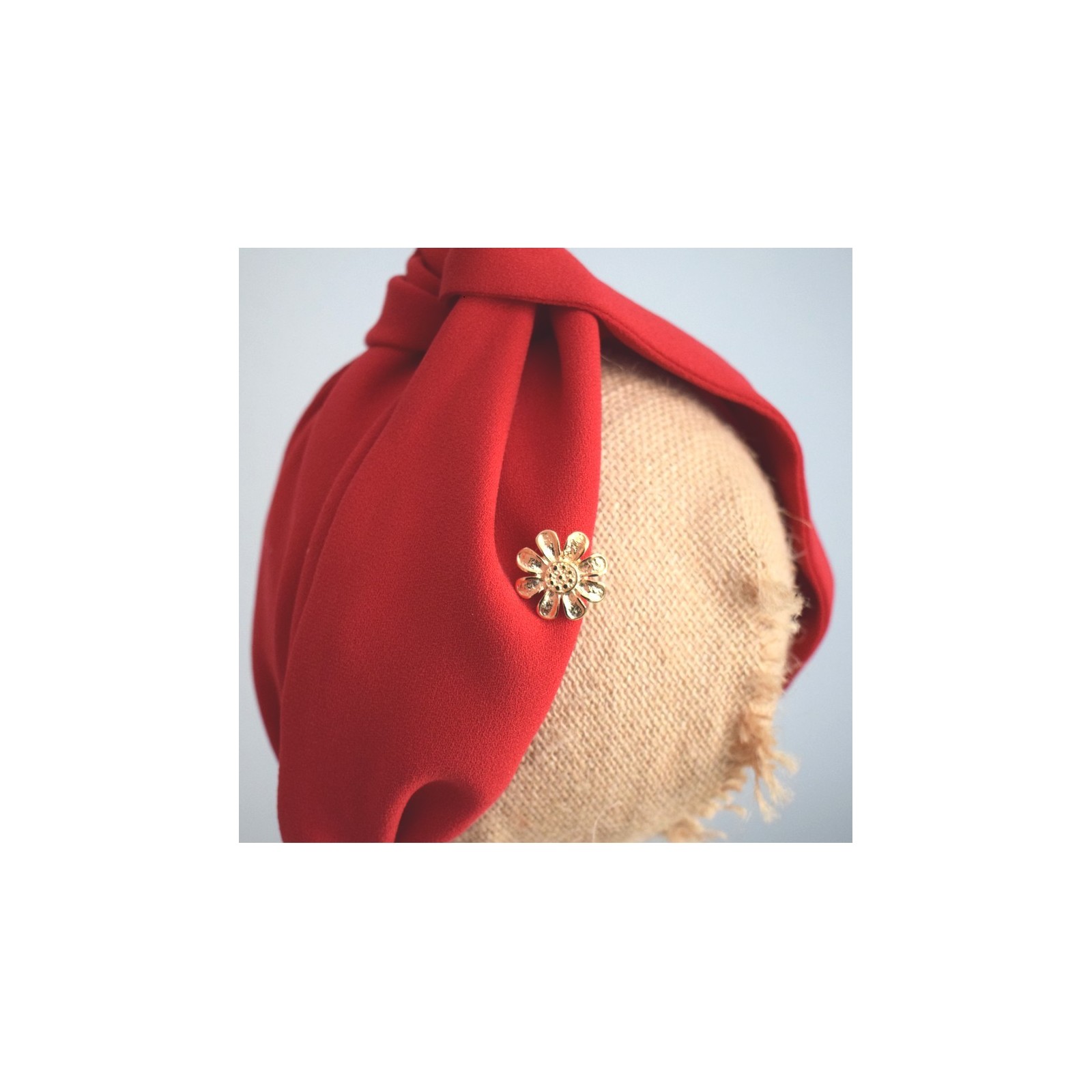 turbante de color rojo con flores doradas