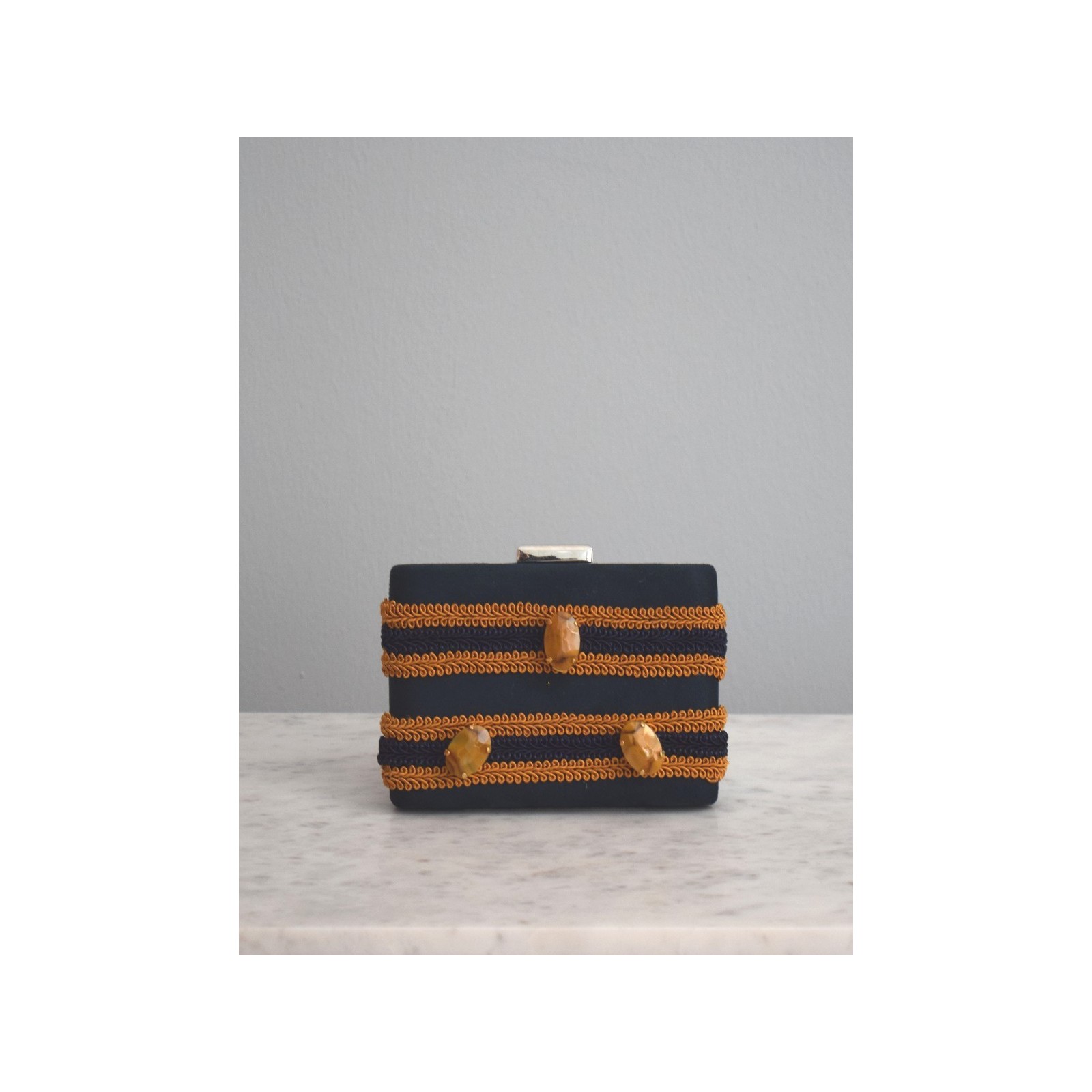 Bolso de ante azul marino con piedras camel