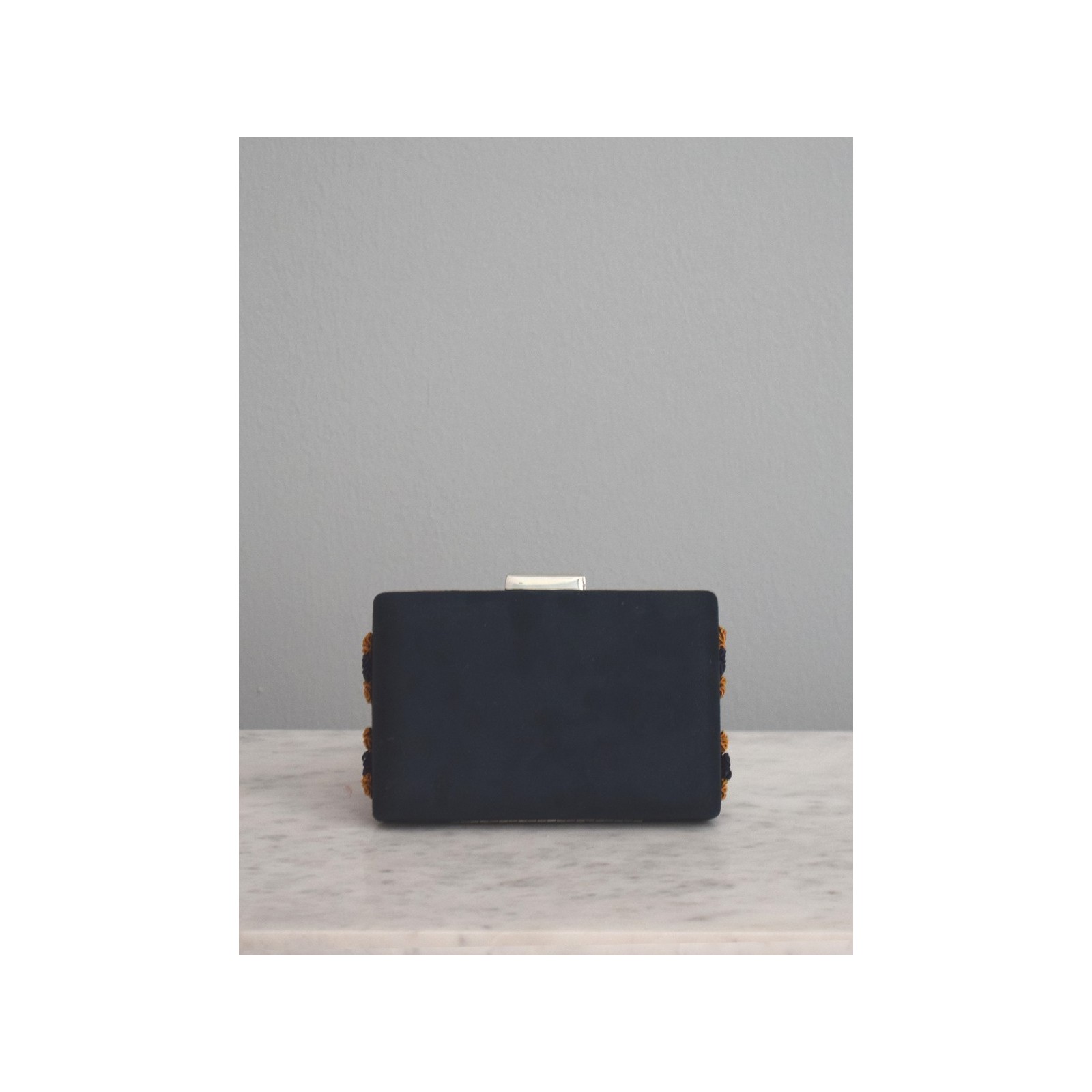 Bolso de ante azul marino con piedras camel