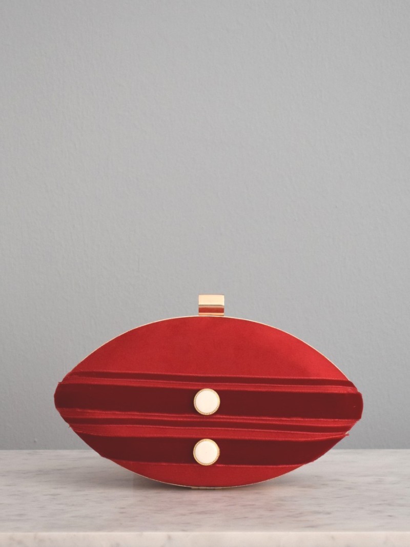 Bolso de ante rojo con apliques blancos