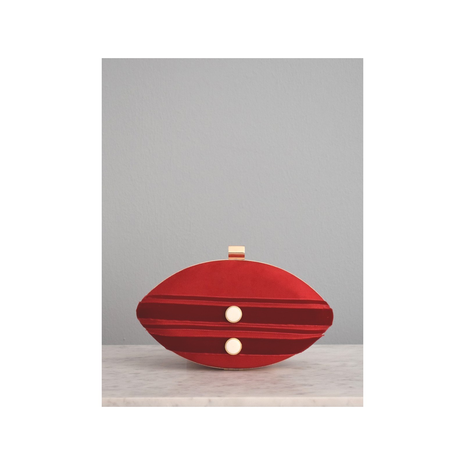 Bolso de ante rojo con apliques blancos