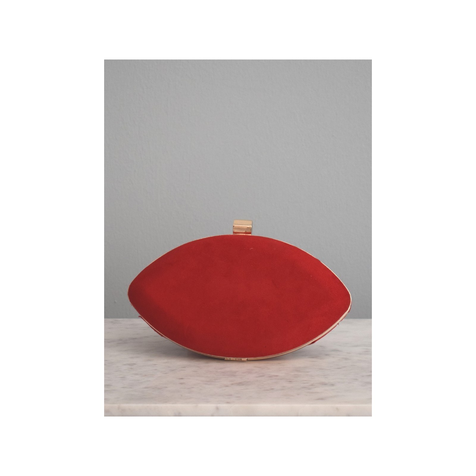 Bolso de ante rojo con apliques blancos