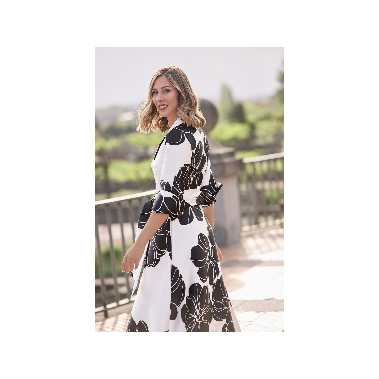 Vestido camisero largo con cuello esmoquin en mikado flores blanco
