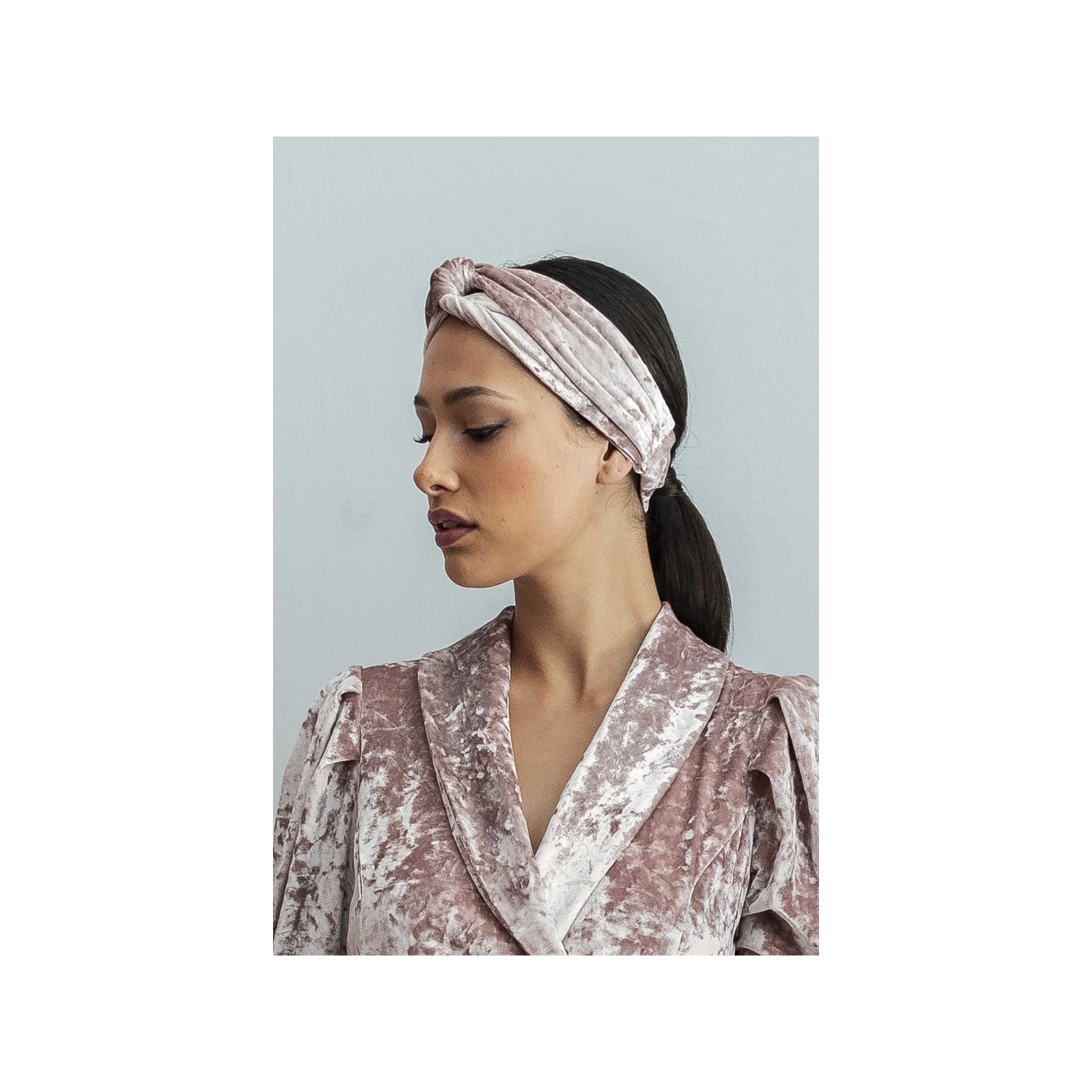 Turbante de terciopelo de color rosa