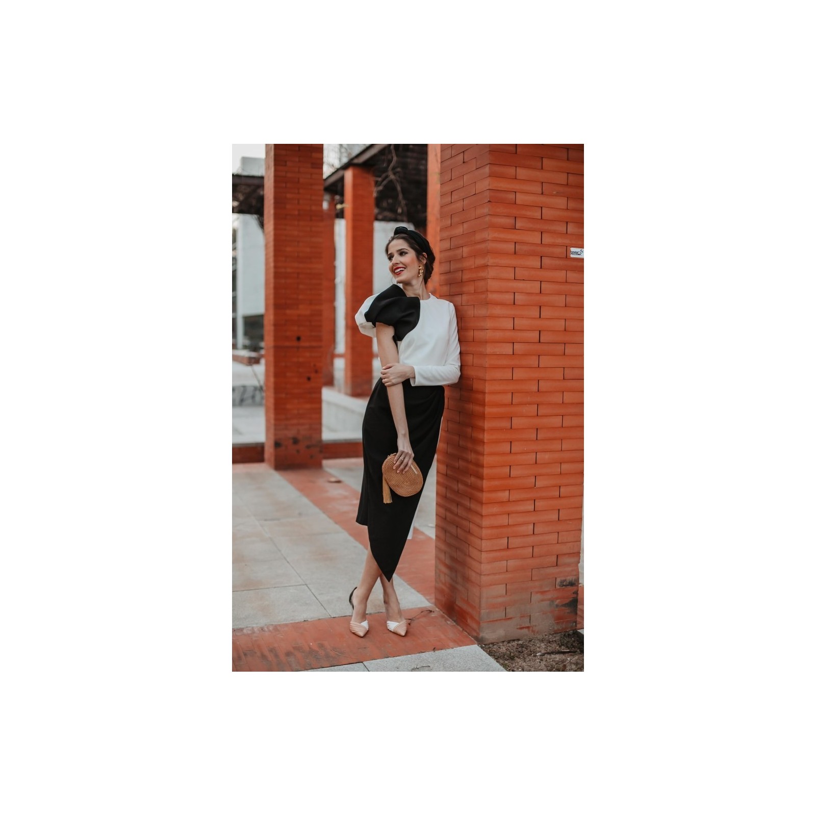 falda midi asimetrica blanca y negra