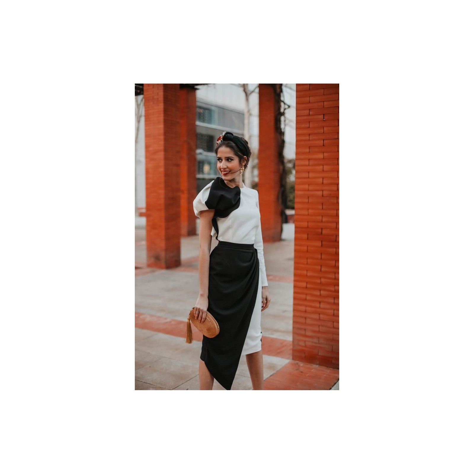 falda midi asimetrica blanca y negra