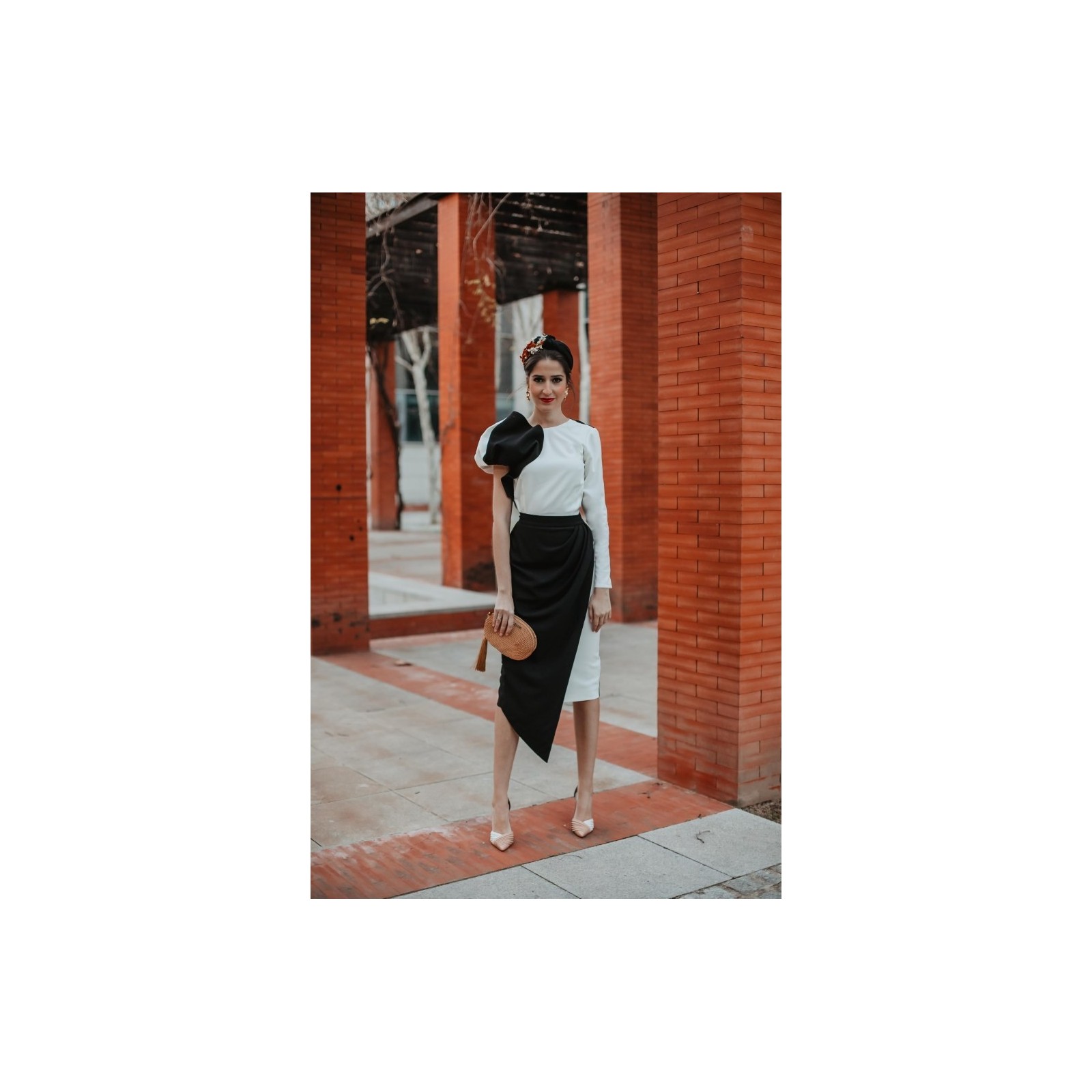 falda midi asimetrica blanca y negra