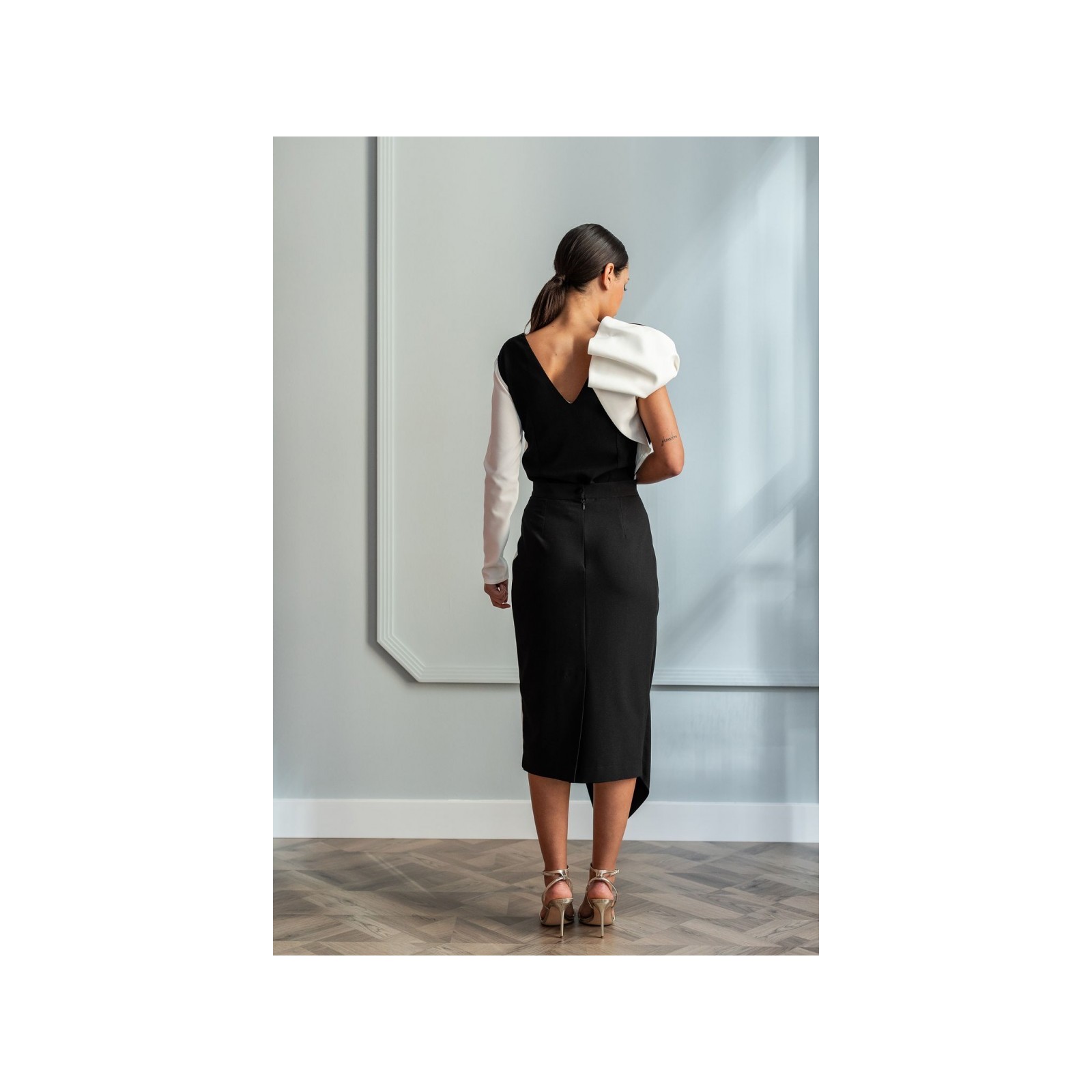 falda midi asimetrica blanca y negra