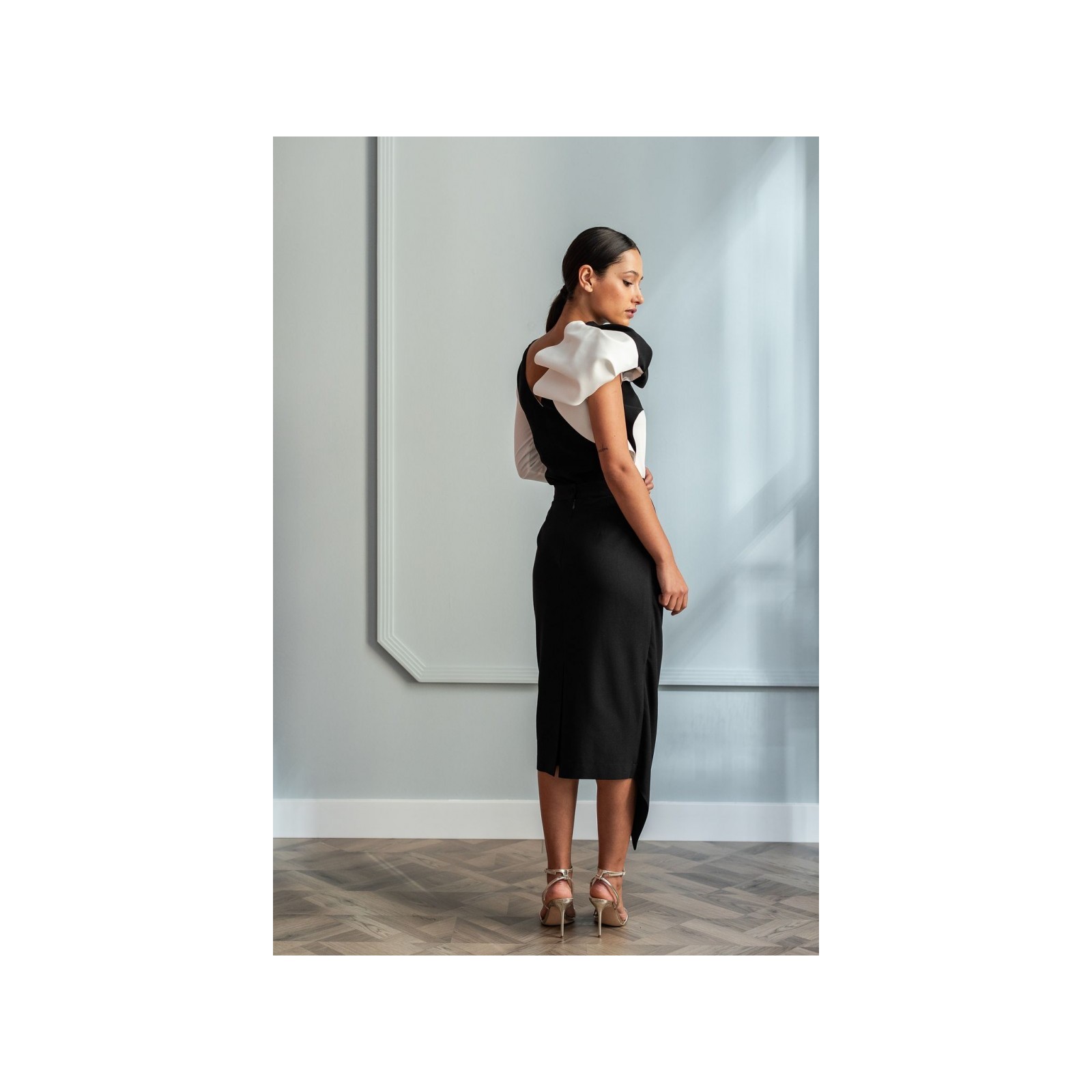 falda midi asimetrica blanca y negra