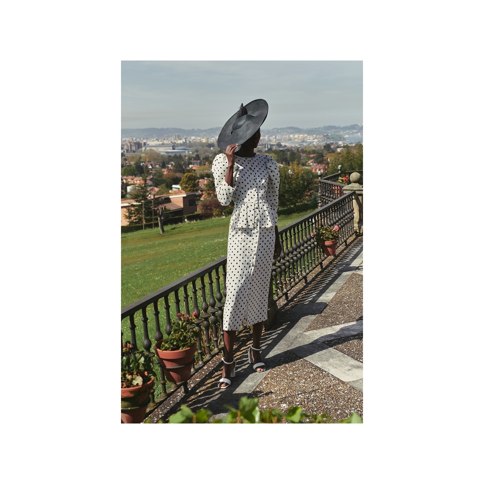 vestido recto con peplum lunares blanco y negro