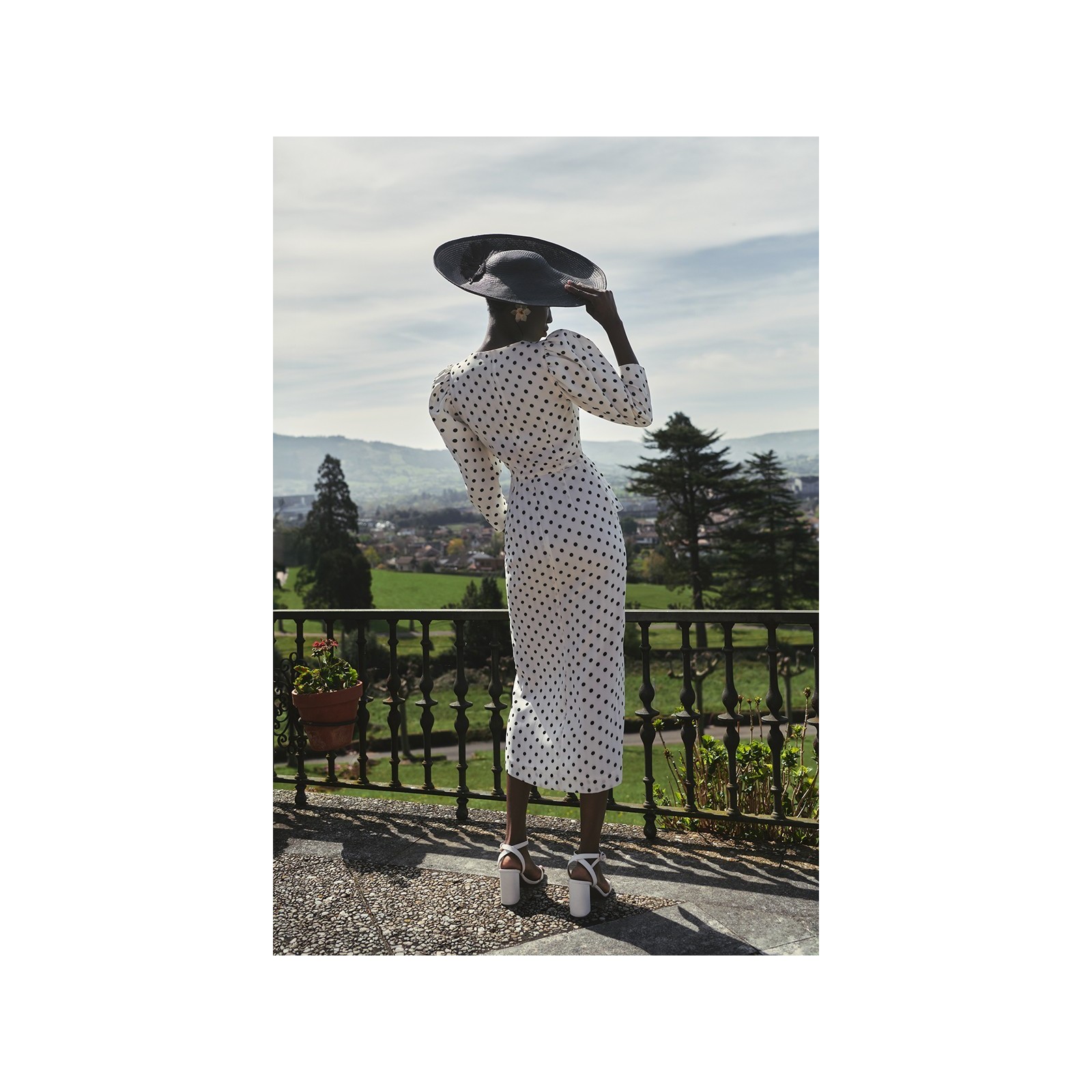 vestido recto con peplum lunares blanco y negro