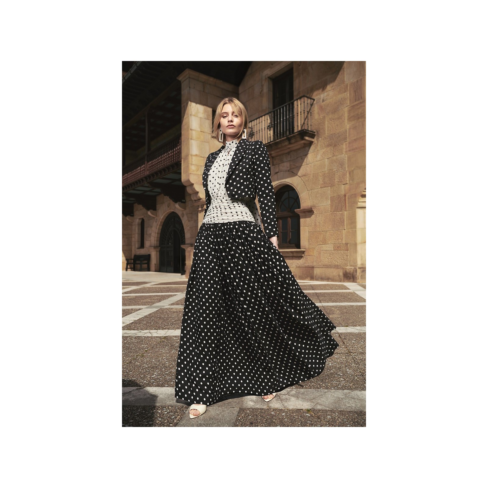blazer corta lunares cy negro invitada