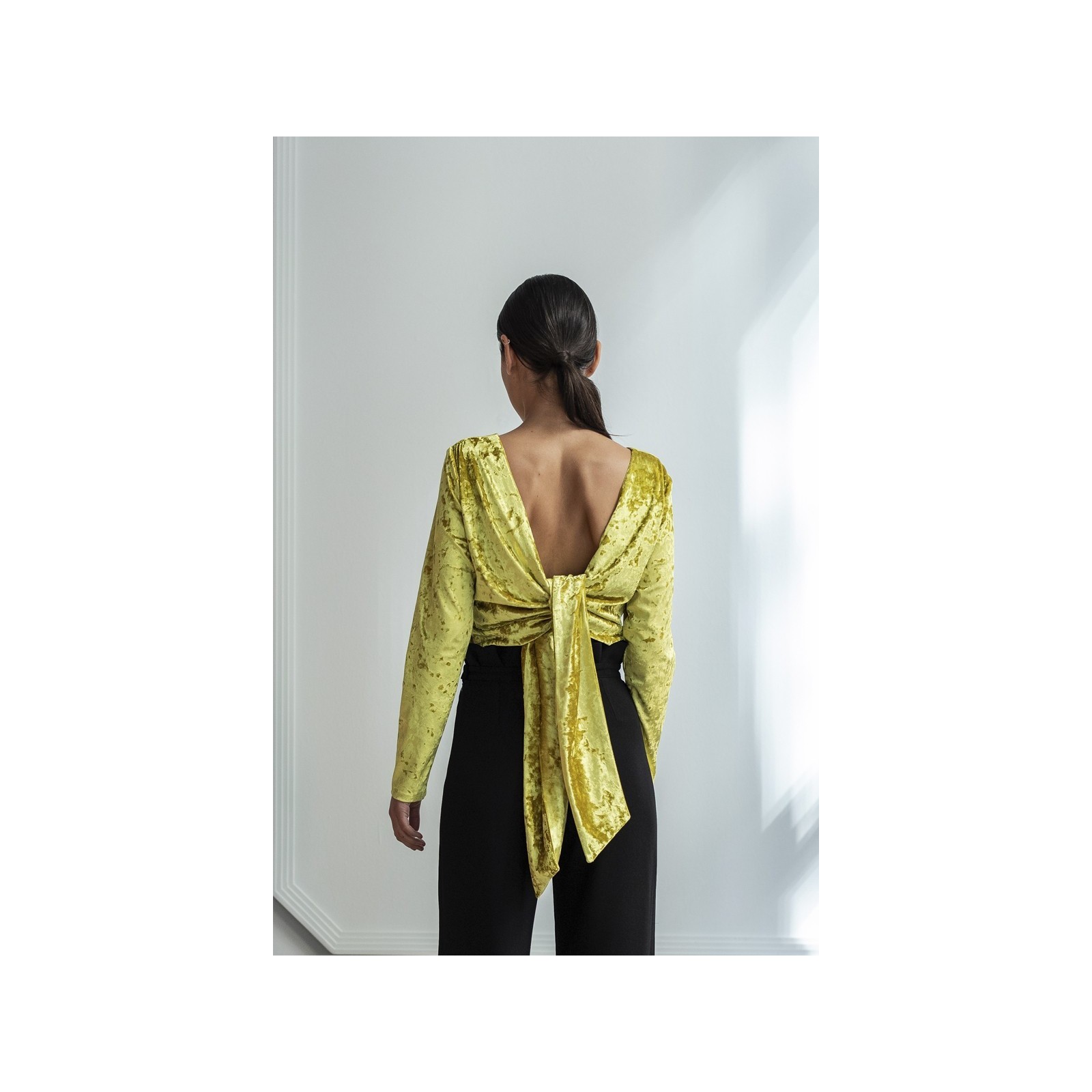 blusas mostaza con espalda y lazada espalda de terciopelo