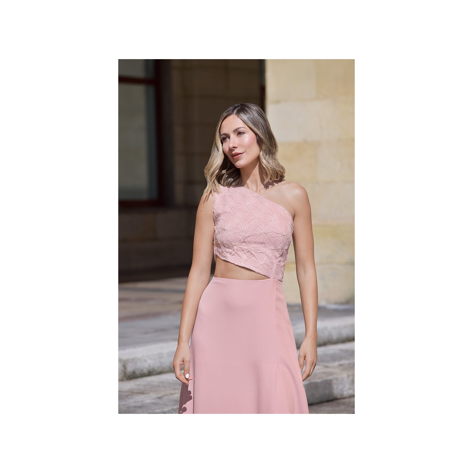 vestido largo de tul rosa bordado con falda larga de vuelo para