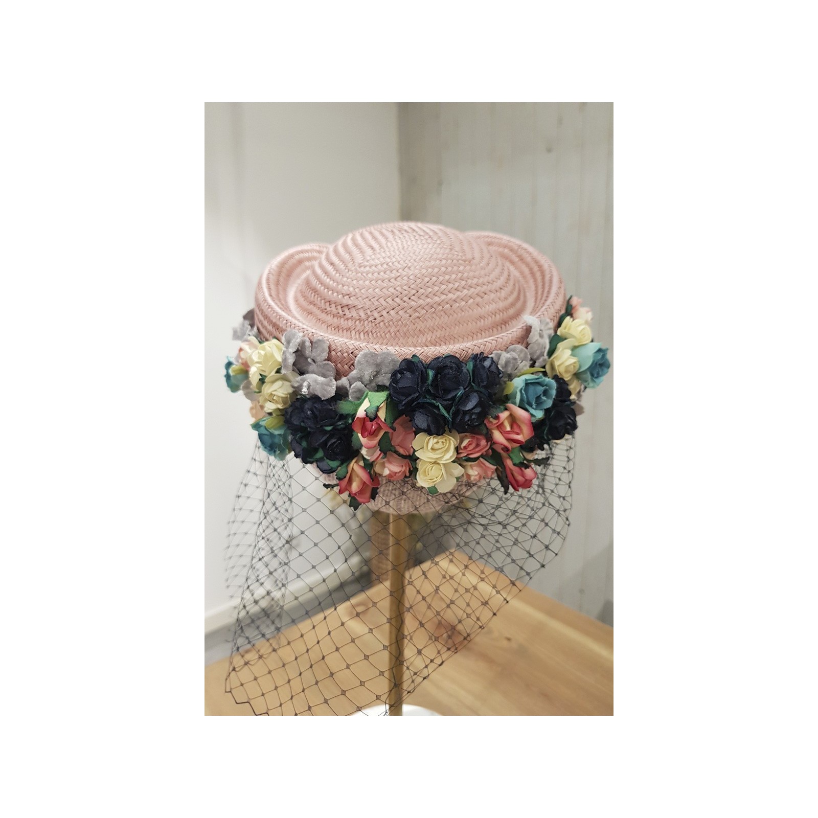 Casquete rosa con flores multicolor