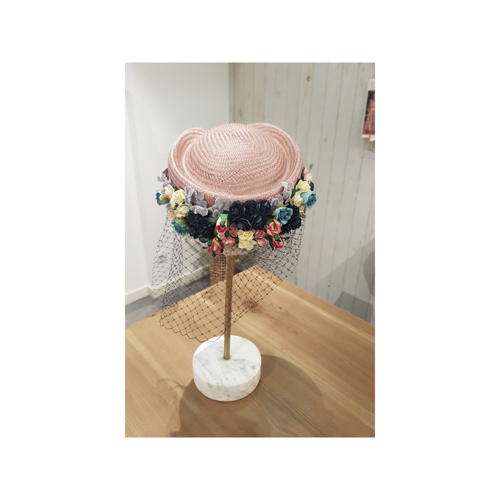 Casquete rosa con flores multicolor