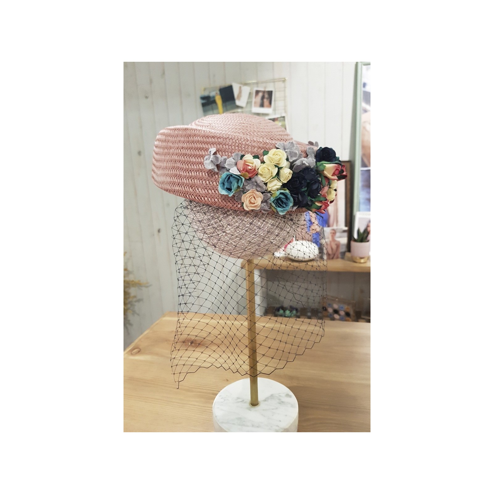 Casquete rosa con flores multicolor