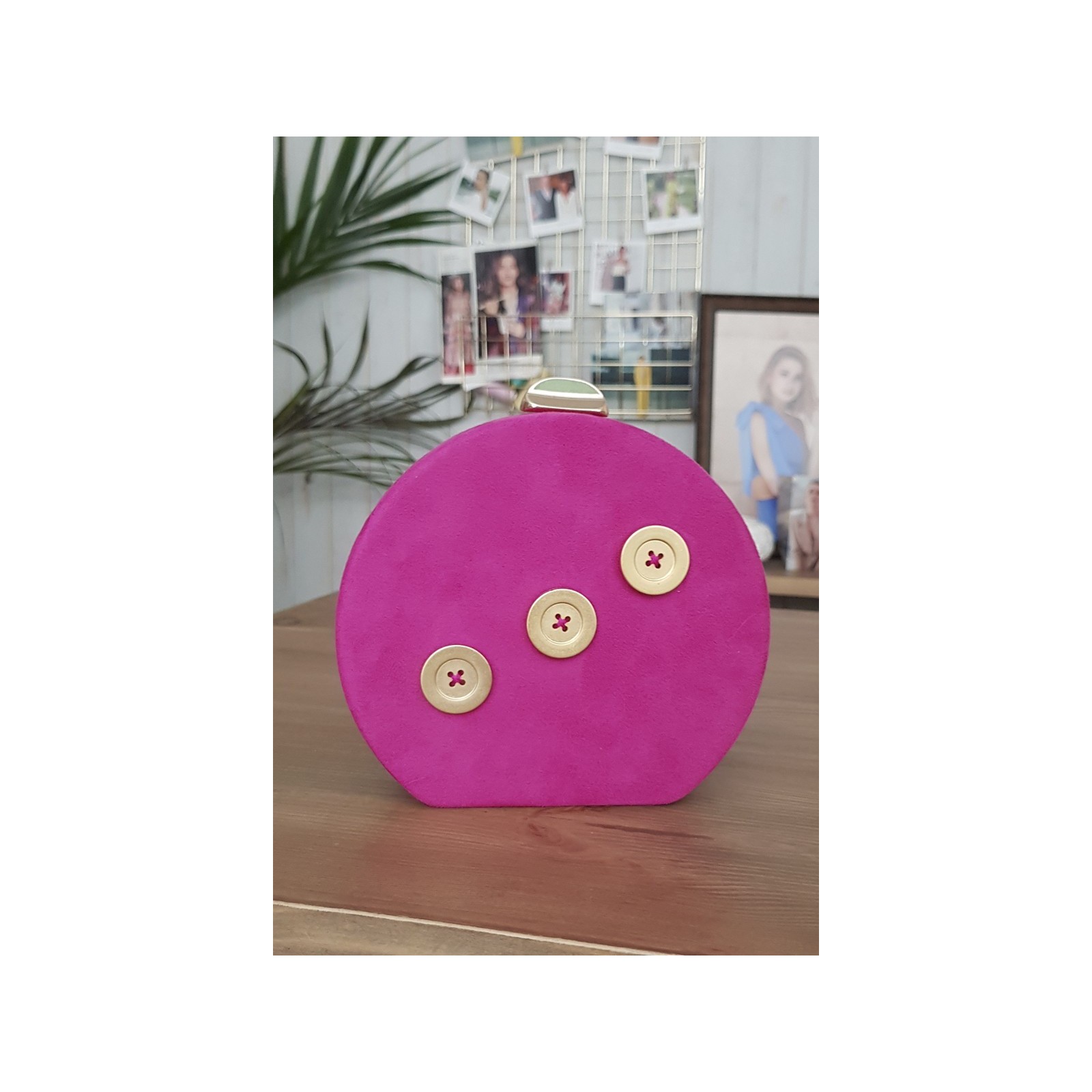 bolso de fiesta de ante rosa fucsia con botones dorados