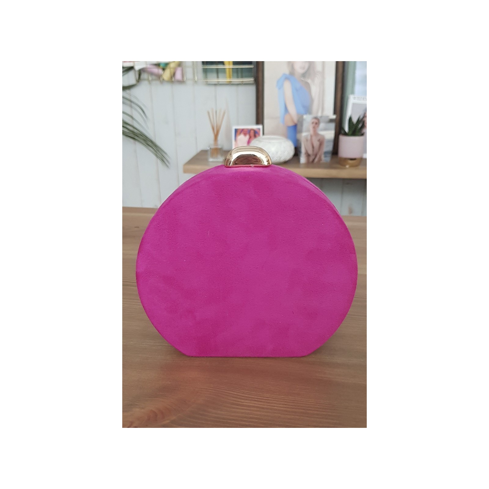 bolso de fiesta de ante rosa fucsia con botones dorados