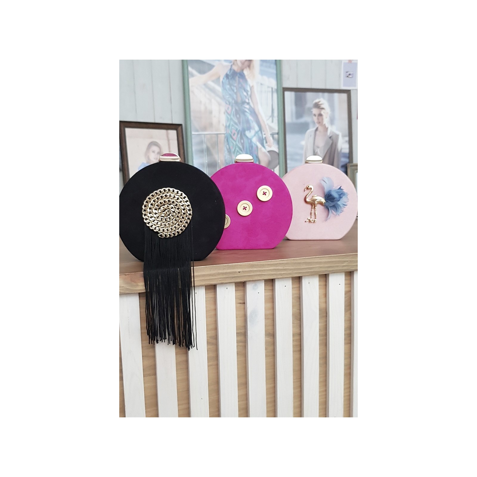 bolso de fiesta de ante rosa fucsia con botones dorados