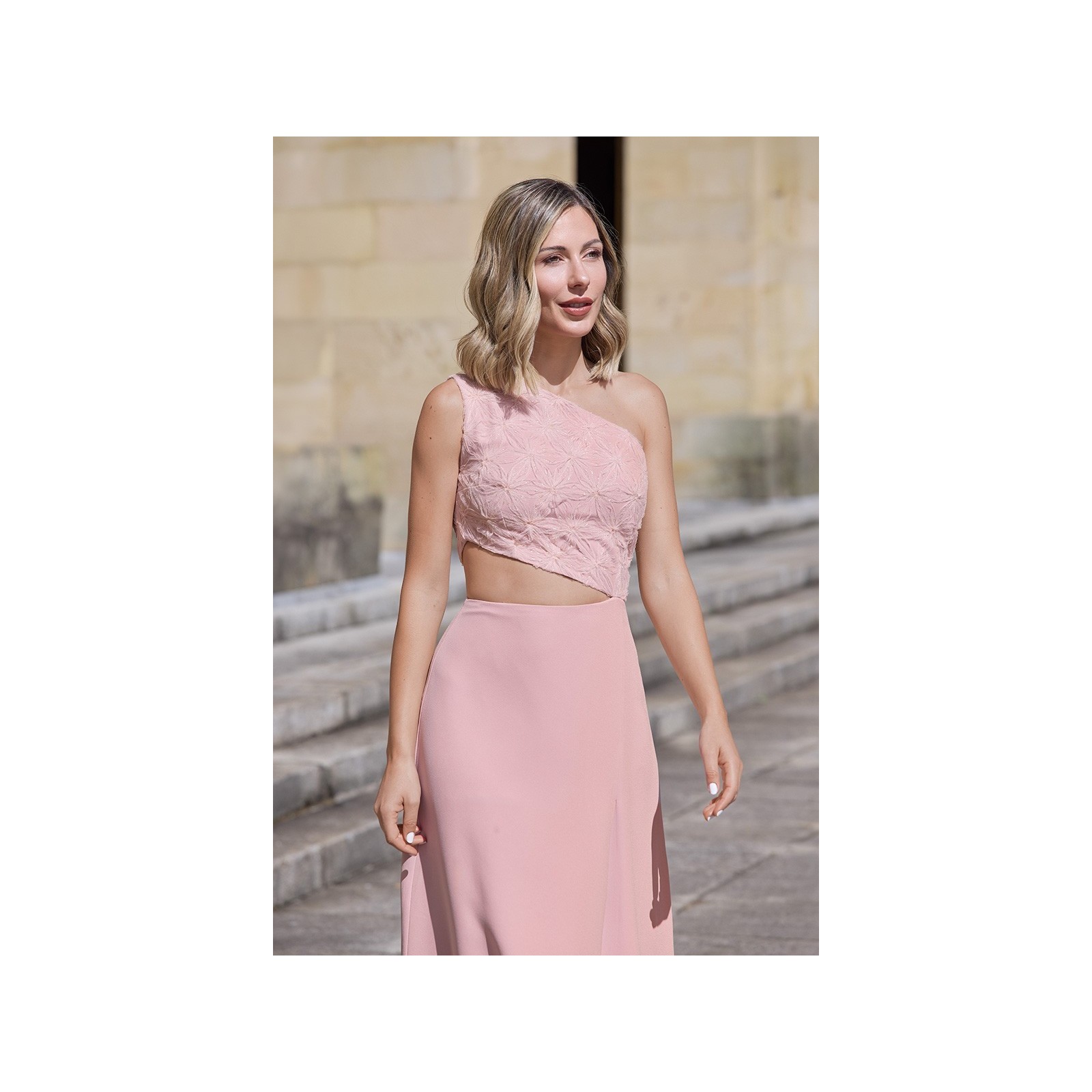 vestido largo de tul rosa bordado con falda larga de vuelo para