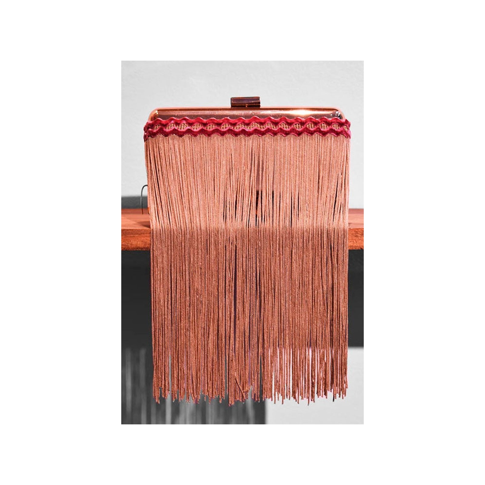 Clutch Tiras Frambuesas y Flecos Camel