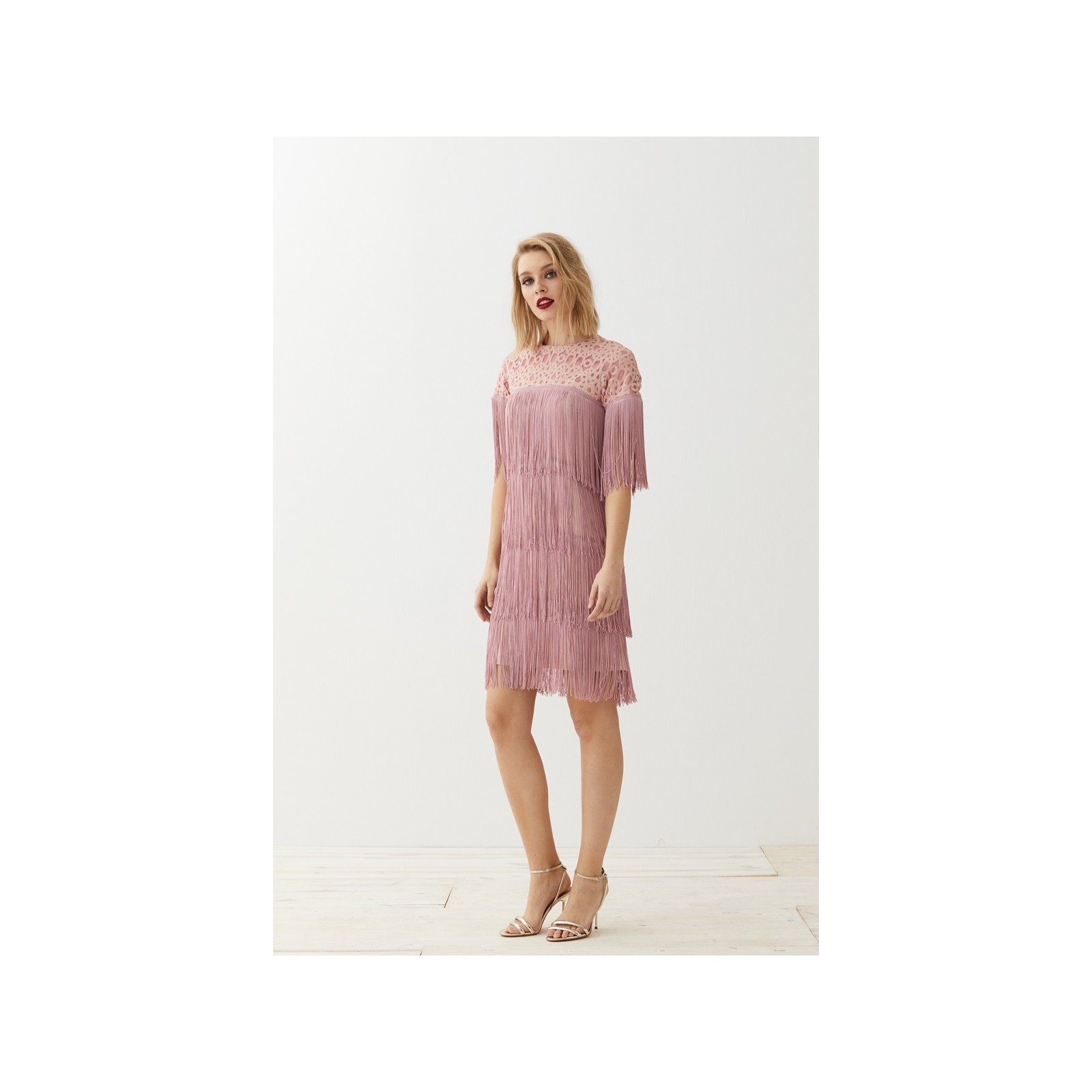 Precioso vestido corto con media manga y flecos en rosa empolvado.